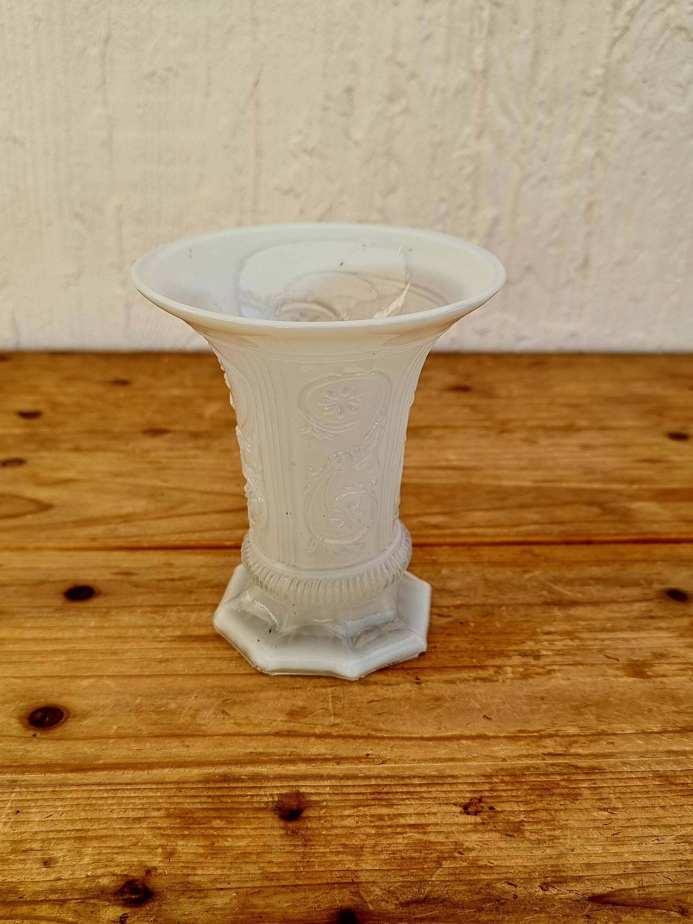 Vase en opaline blanc vintage
