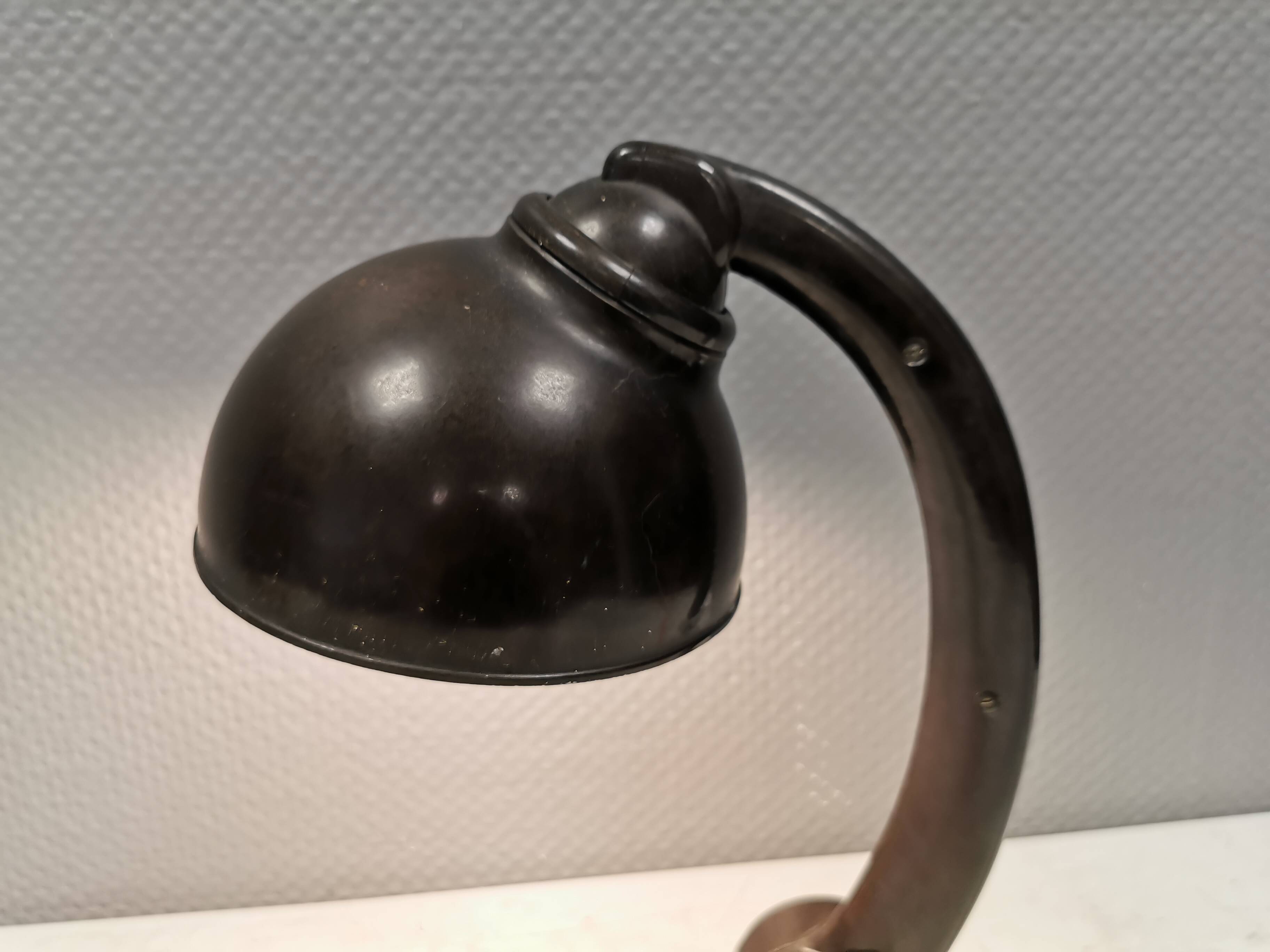 Lampe de table en bakélite type 11126 conçue par Eric Kirkman Cole dans les années 1930