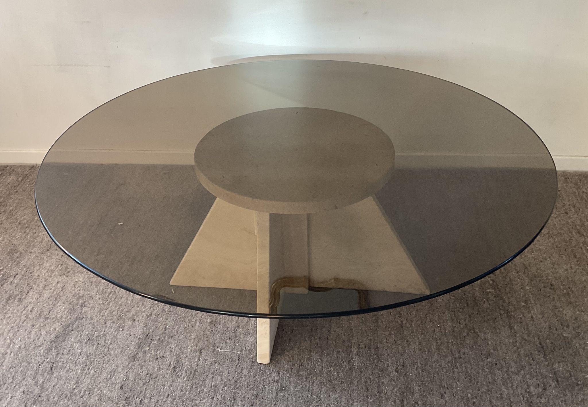 Table basse vintage en travertin et verre fumé années 70