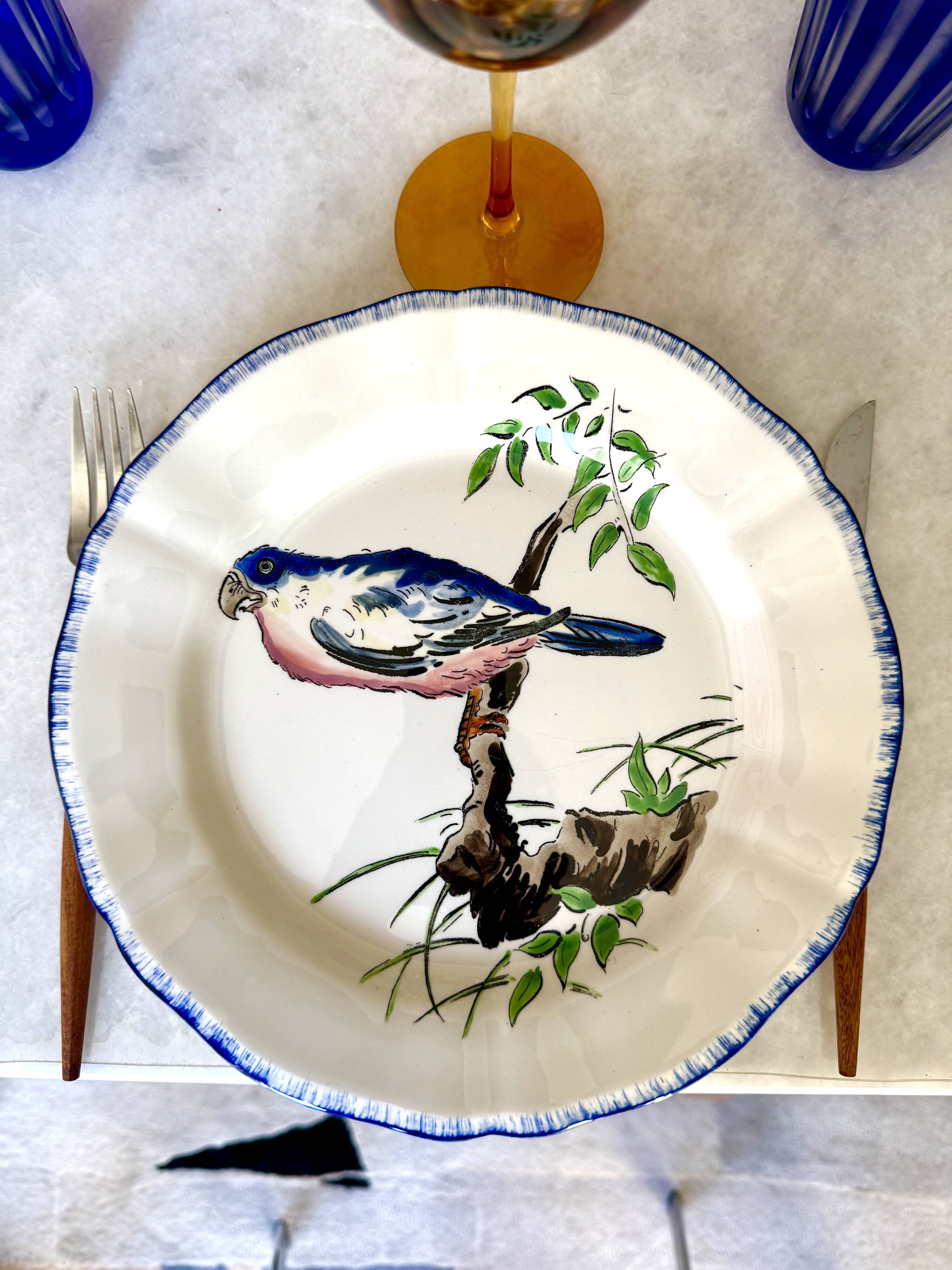 Service de table assiettes et plats Gien modèle grands oiseaux