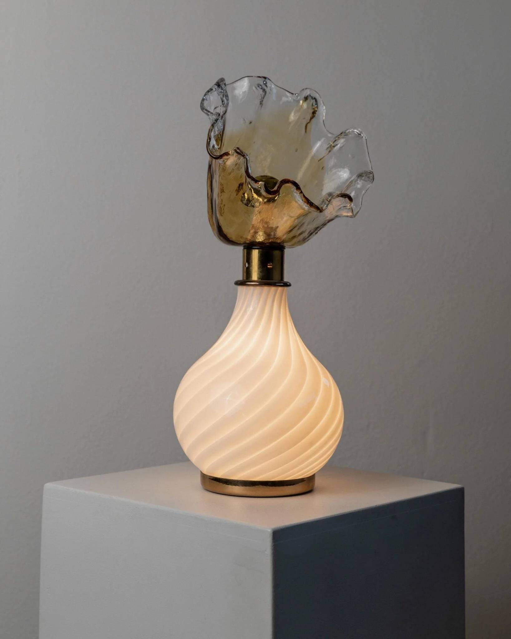 Pair of vintage Murano glass table lamps - flower-shaped shades, twisted glass, brass details - Italy 1970s - unique bedside lamps, elegant gift