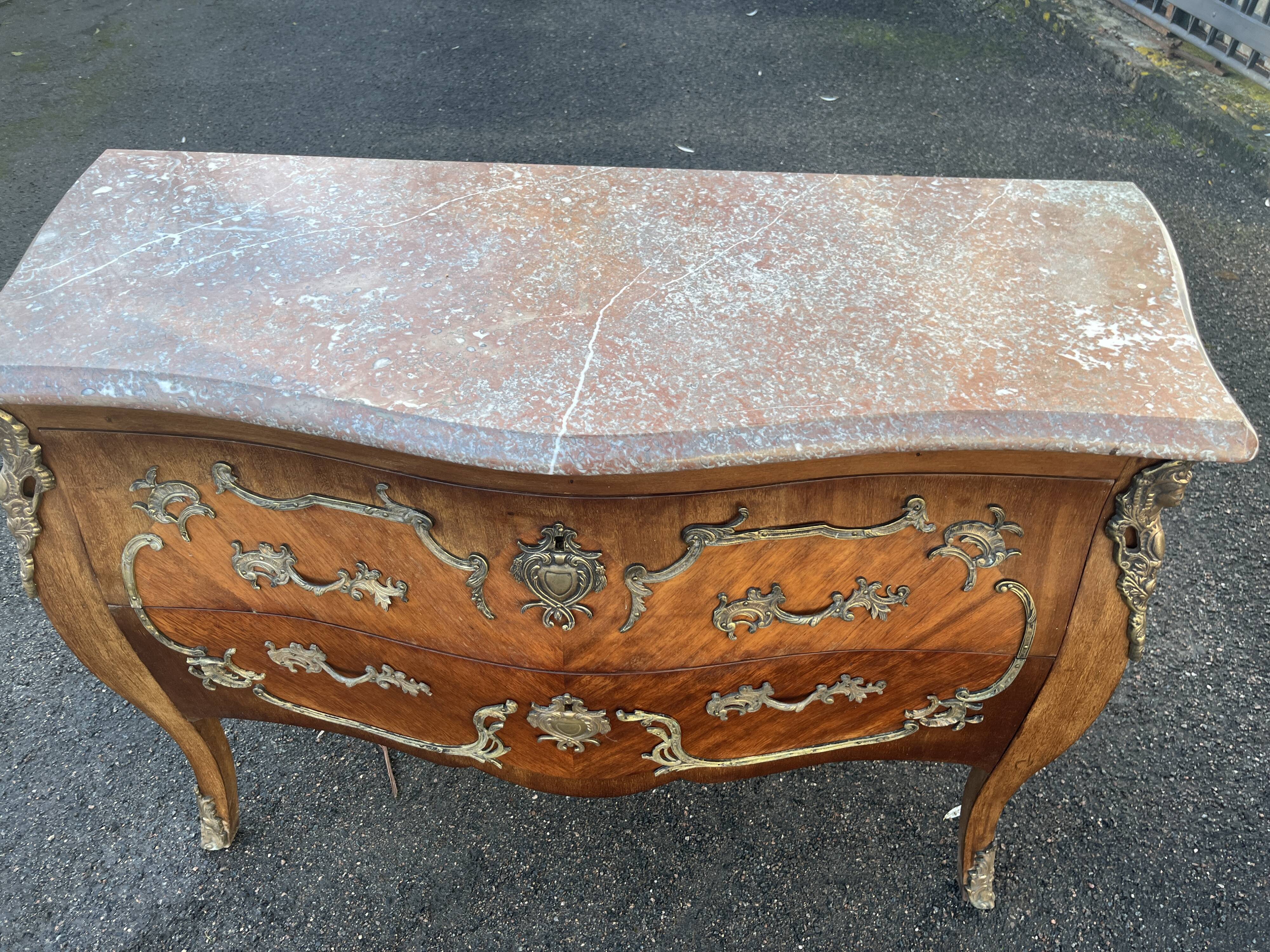 Commode Style Louis XV – 2 Tiroirs Bombés – Bois Marqueterie et Bronze