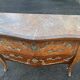 Commode Style Louis XV – 2 Tiroirs Bombés – Bois Marqueterie et Bronze
