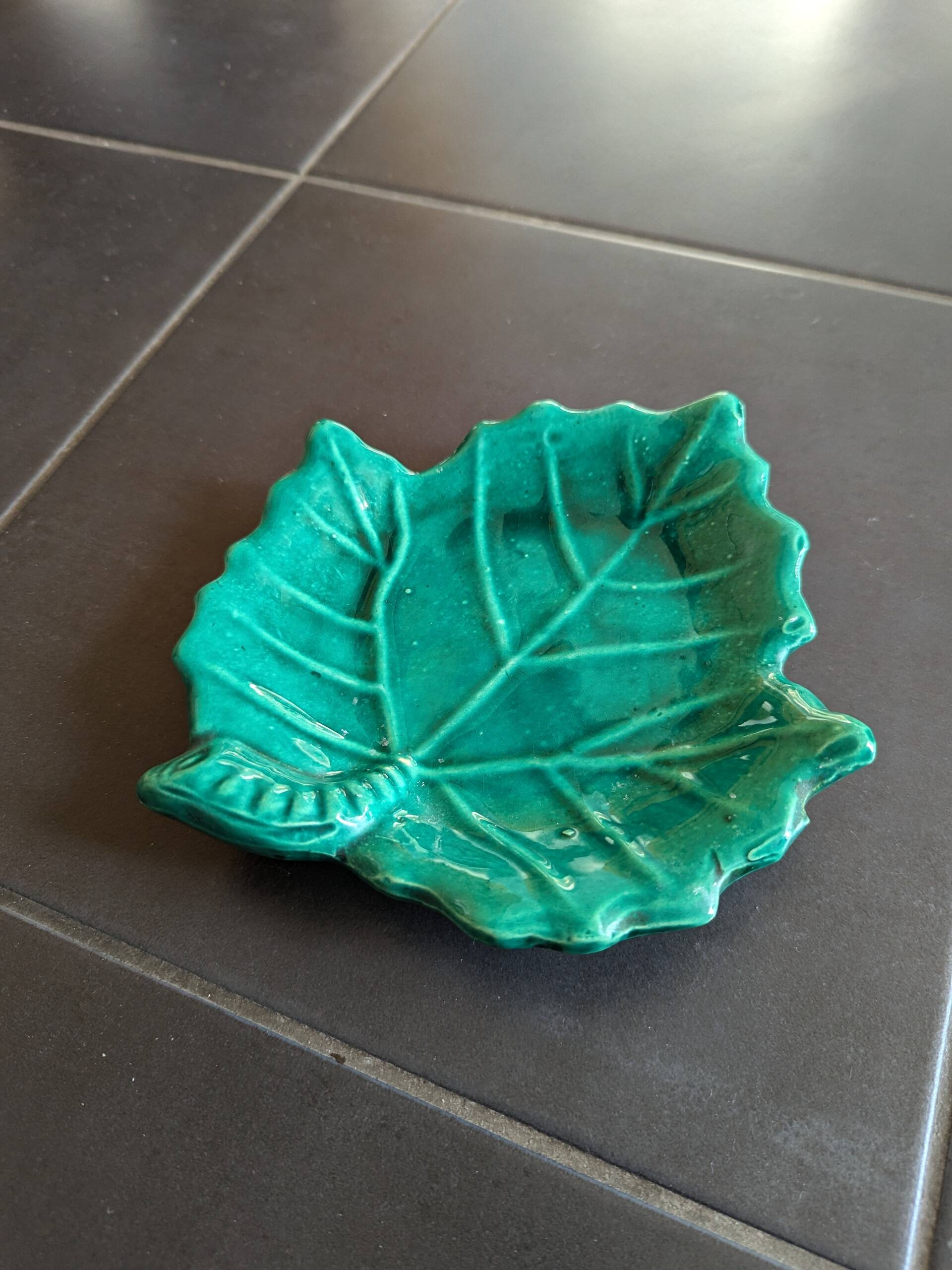 Ceramic leaf catchall