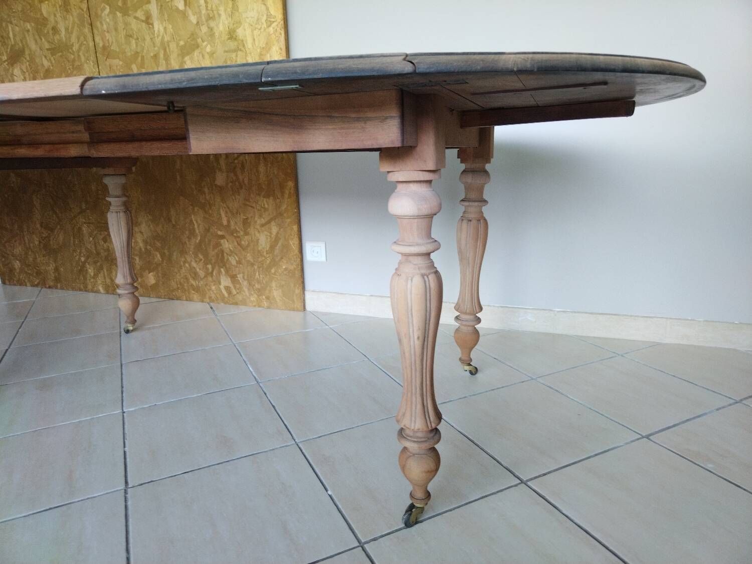 Large oval table in solid walnut renovated
