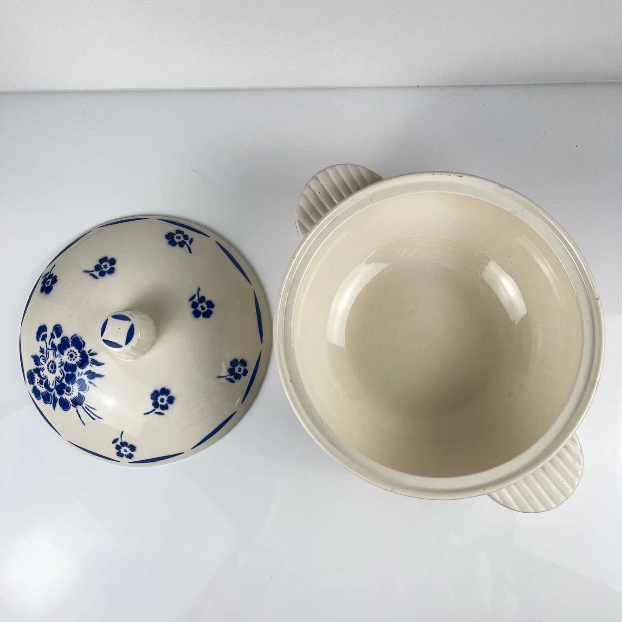 Half-porcelain soup tureen from Badonviller, blue flower pattern, early 20th century.