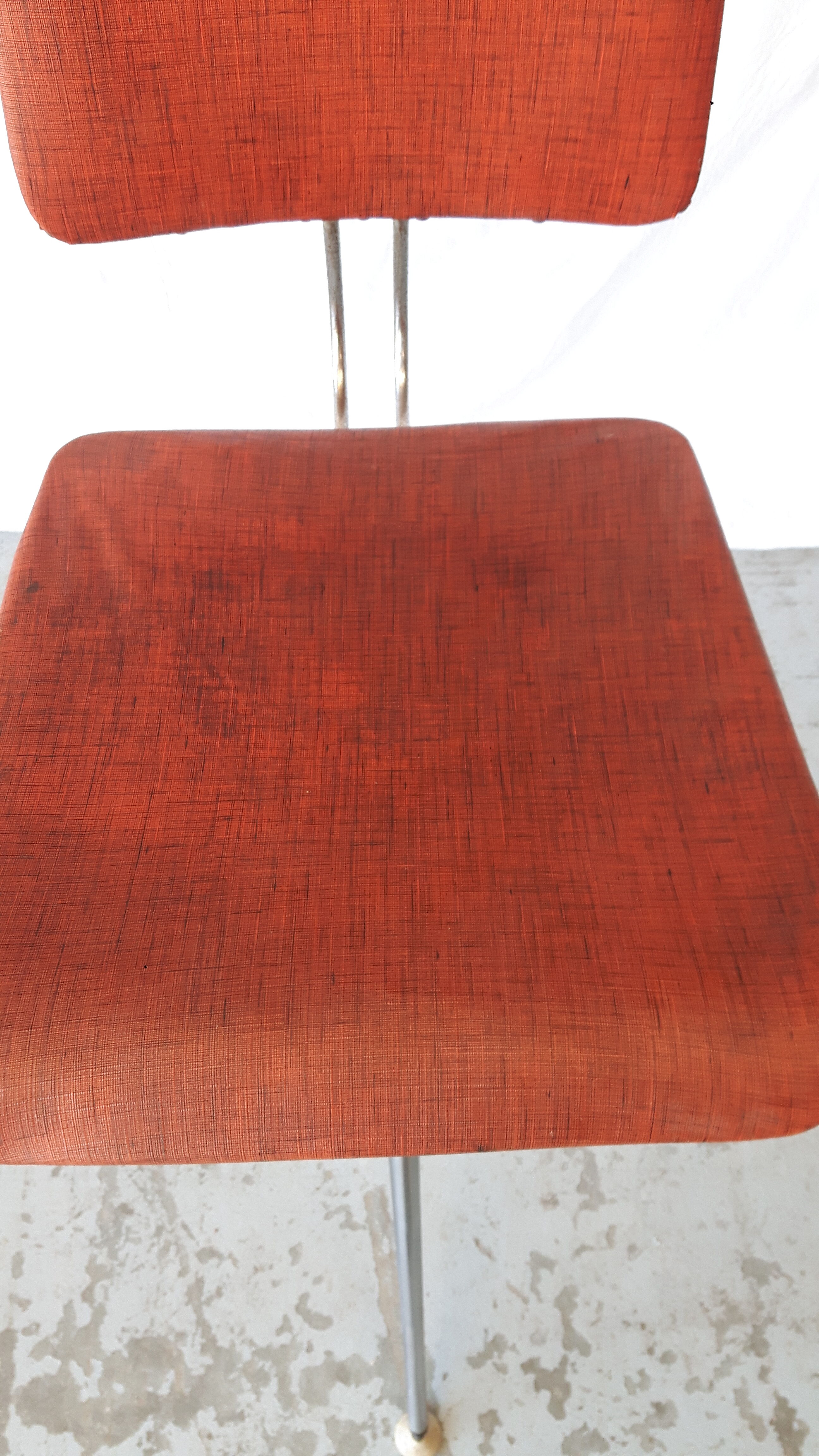 Chaise giratoire vintage en skaï rouge