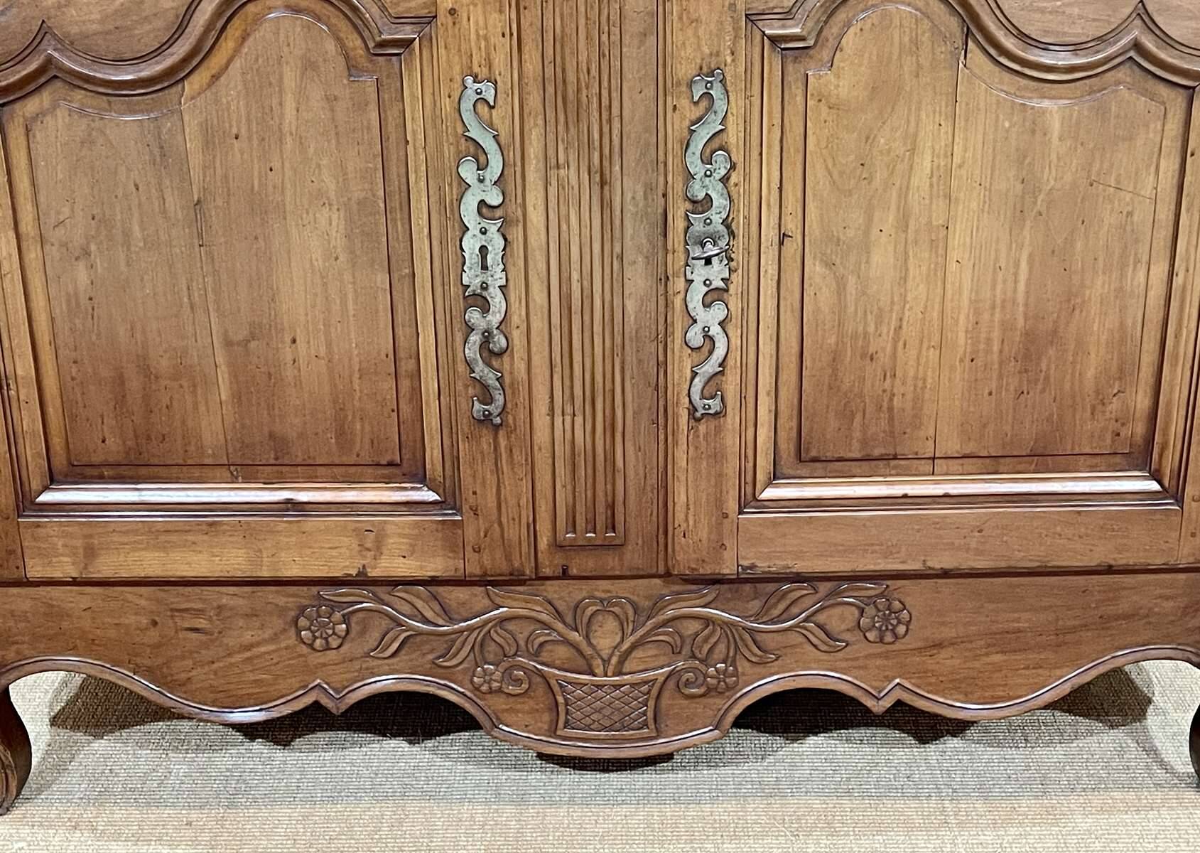 Vendéen Louis XV buffet from the early 19th century in cherry and oak