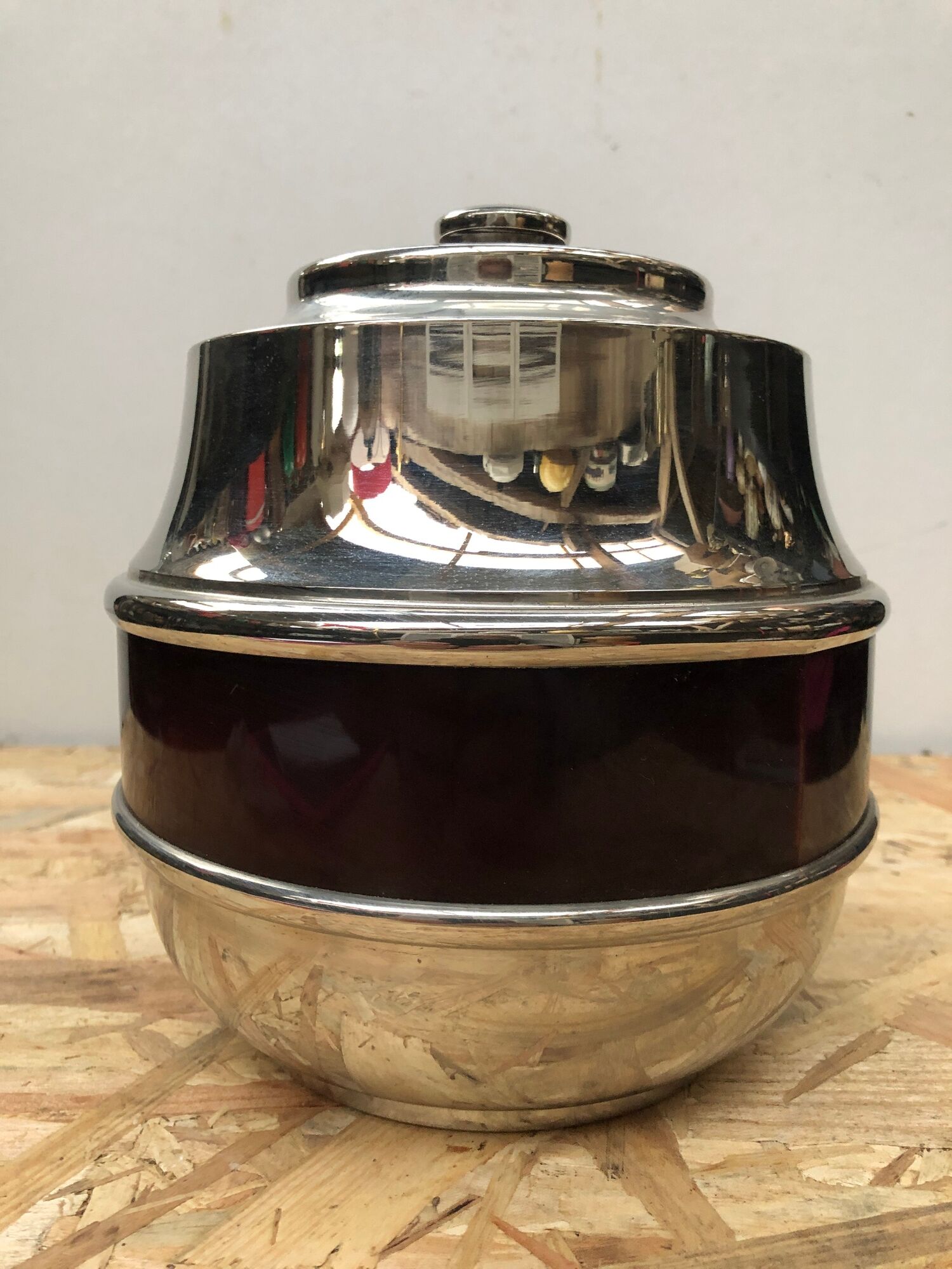 Old bucket with glacons deco maella plastic bordeaux
