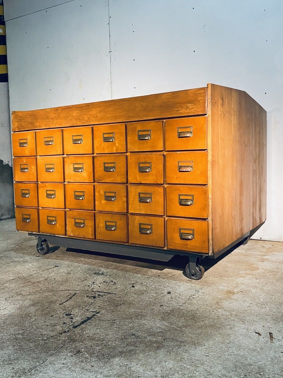 Classeur en bois avec 32 tiroirs vintage