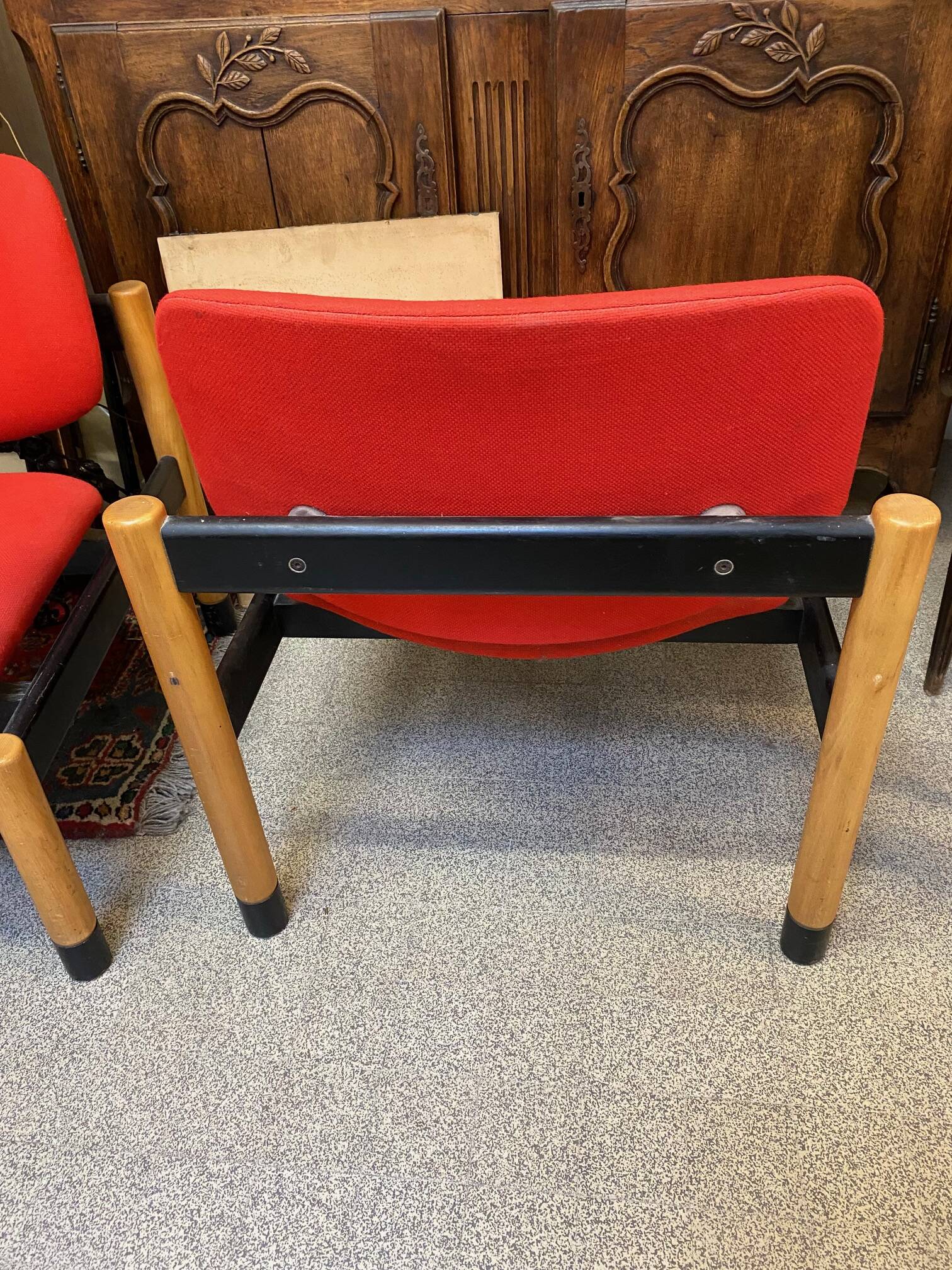 PAIR OF VINTAGE DESIGN ARMCHAIRS FROM THE 80S IN RED AND LIGHT BROS FABRIC