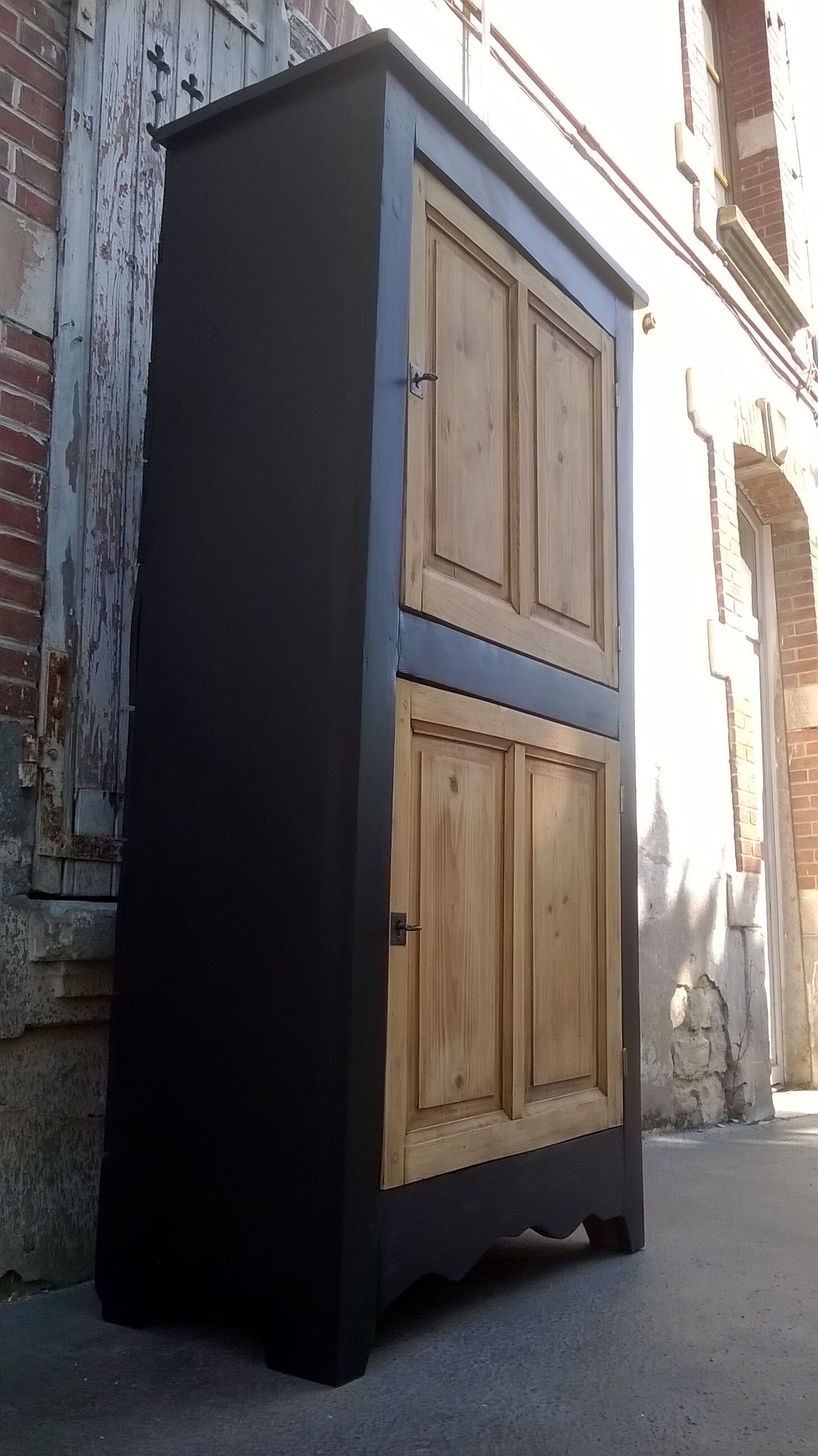 Cabinet patina black and green