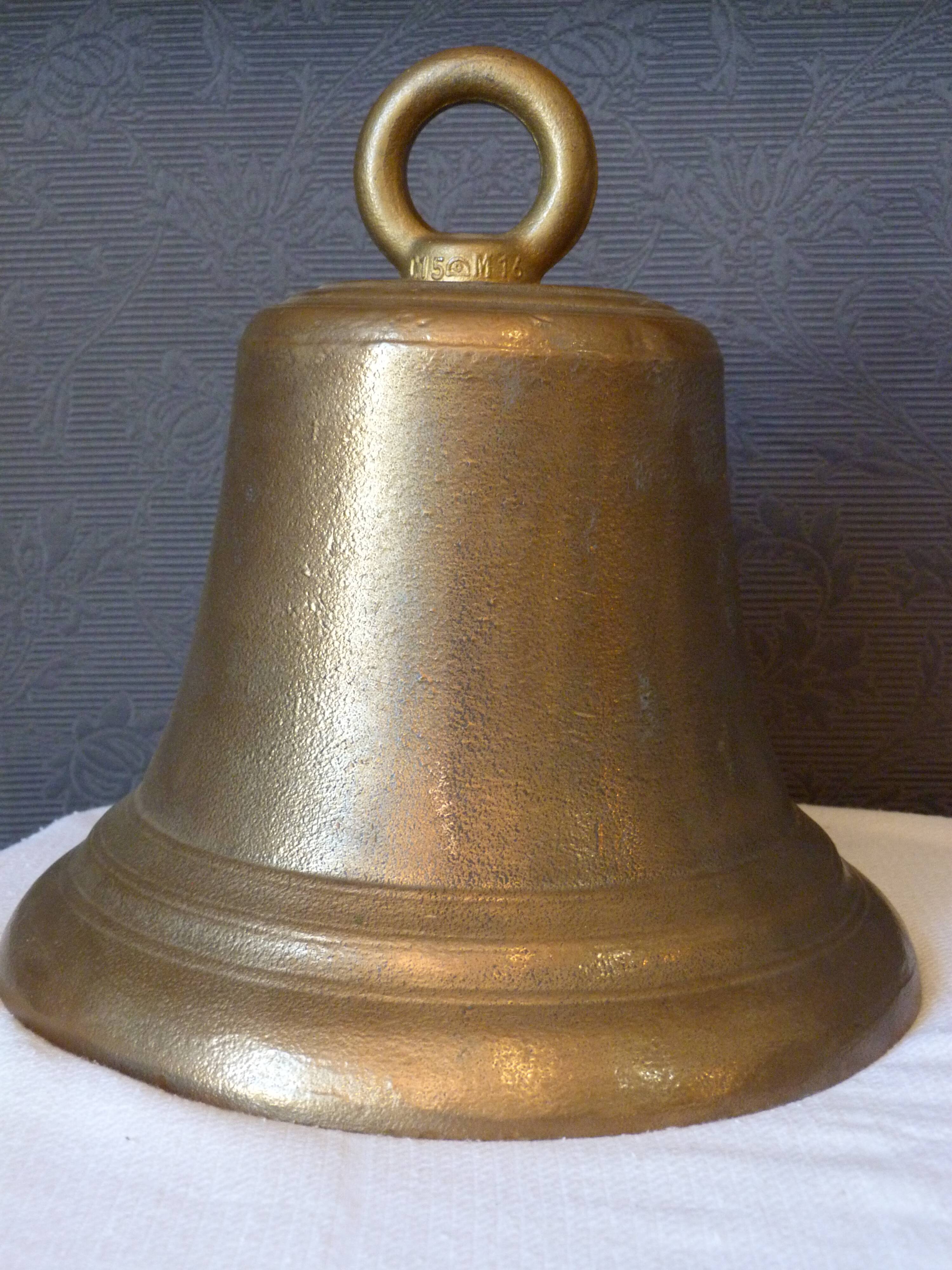 Cloche en bronze laitonné