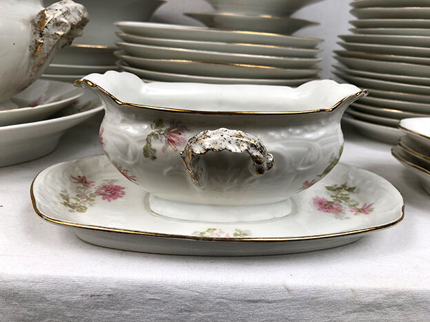 Limoges porcelain service decorated with flowers, mid XXth 57 pieces