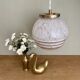 Suspension globe vintage en verre de clichy blanc et or