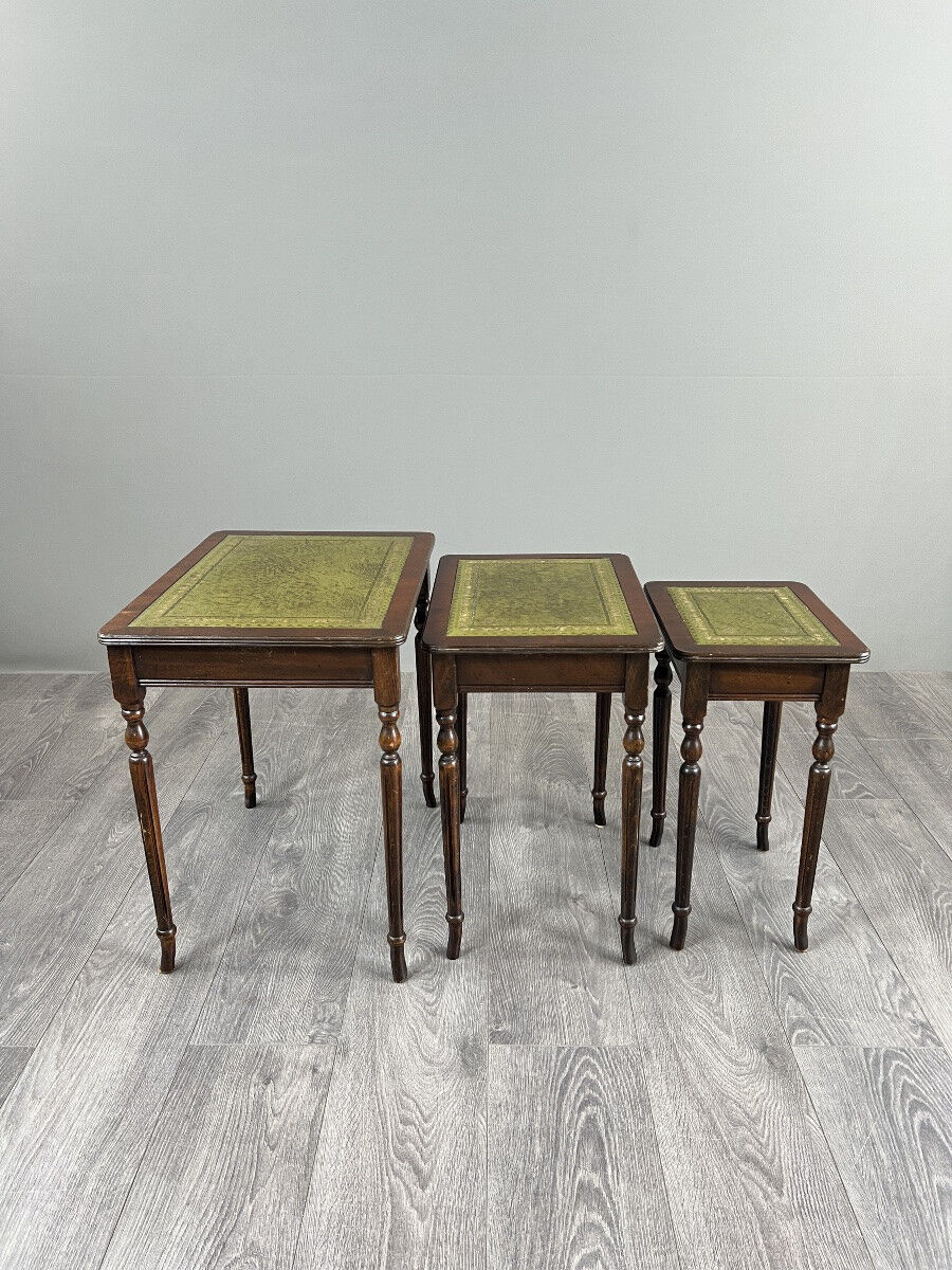 Set of 3 nesting tables in wood and green leather, 20th Century