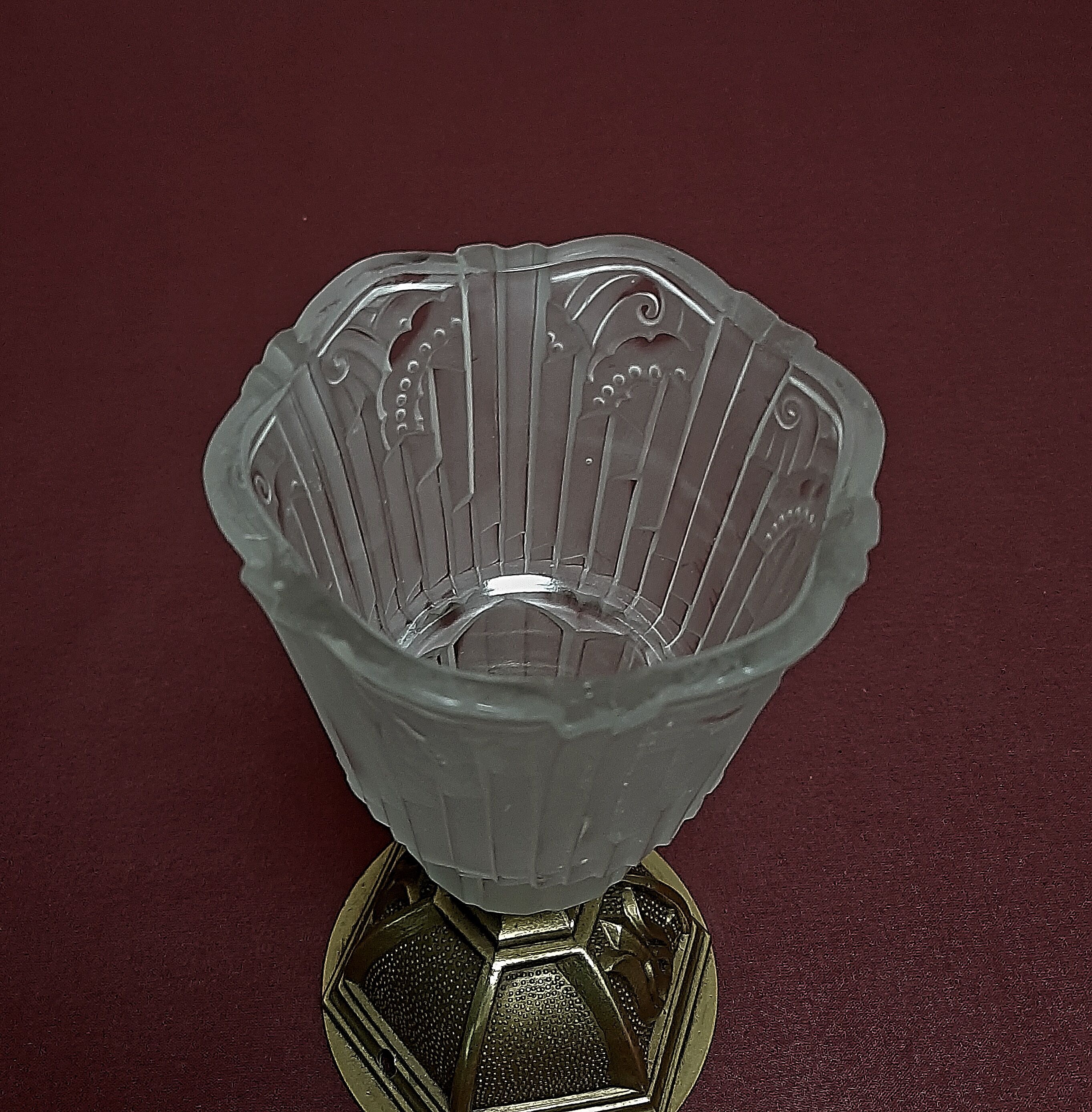Art Deco period lamp, superb tulip in molded pressed glass signed P MAYNADIER