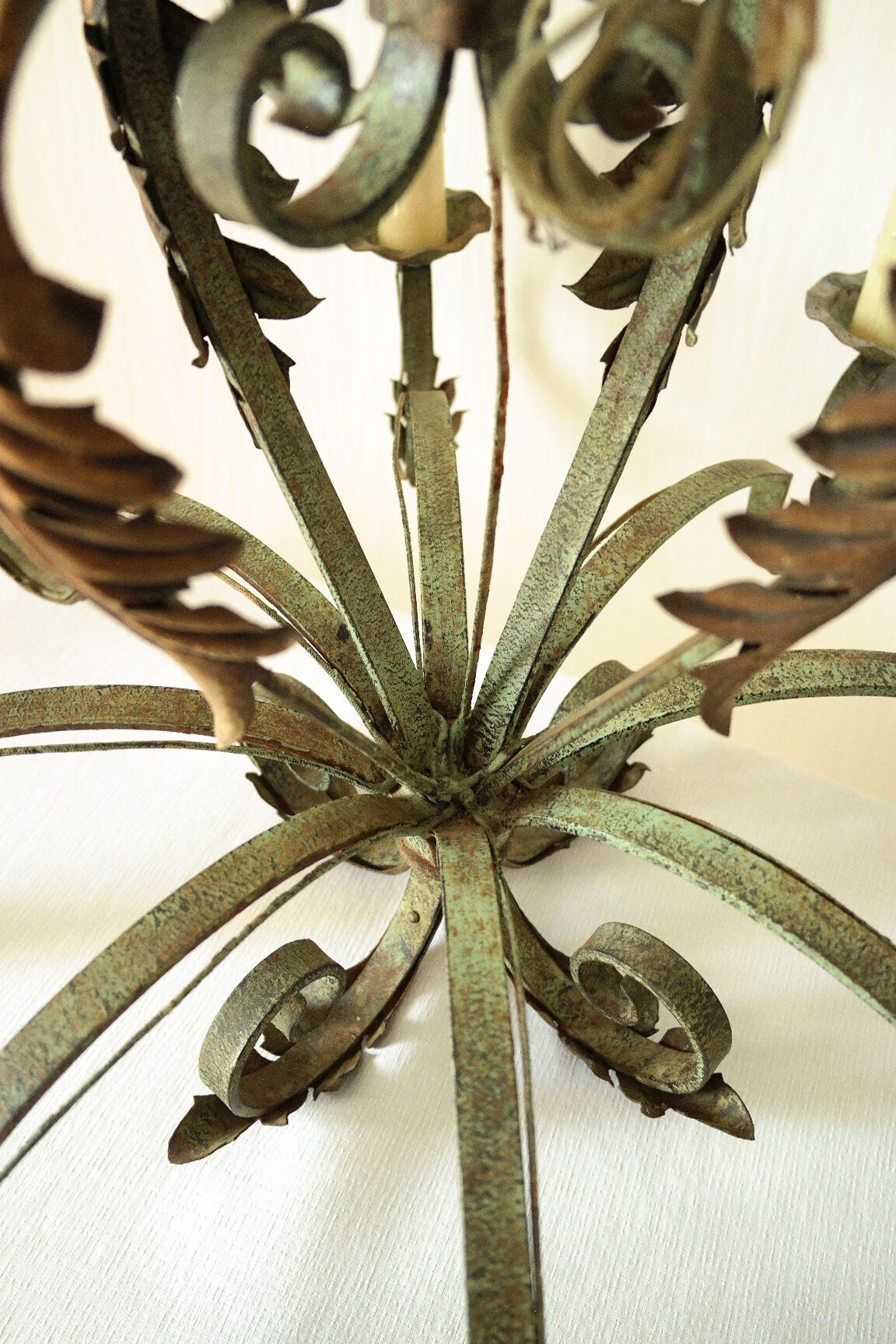 Lustre with 8 branches in wrought iron, grey-green patina and antique gilding.