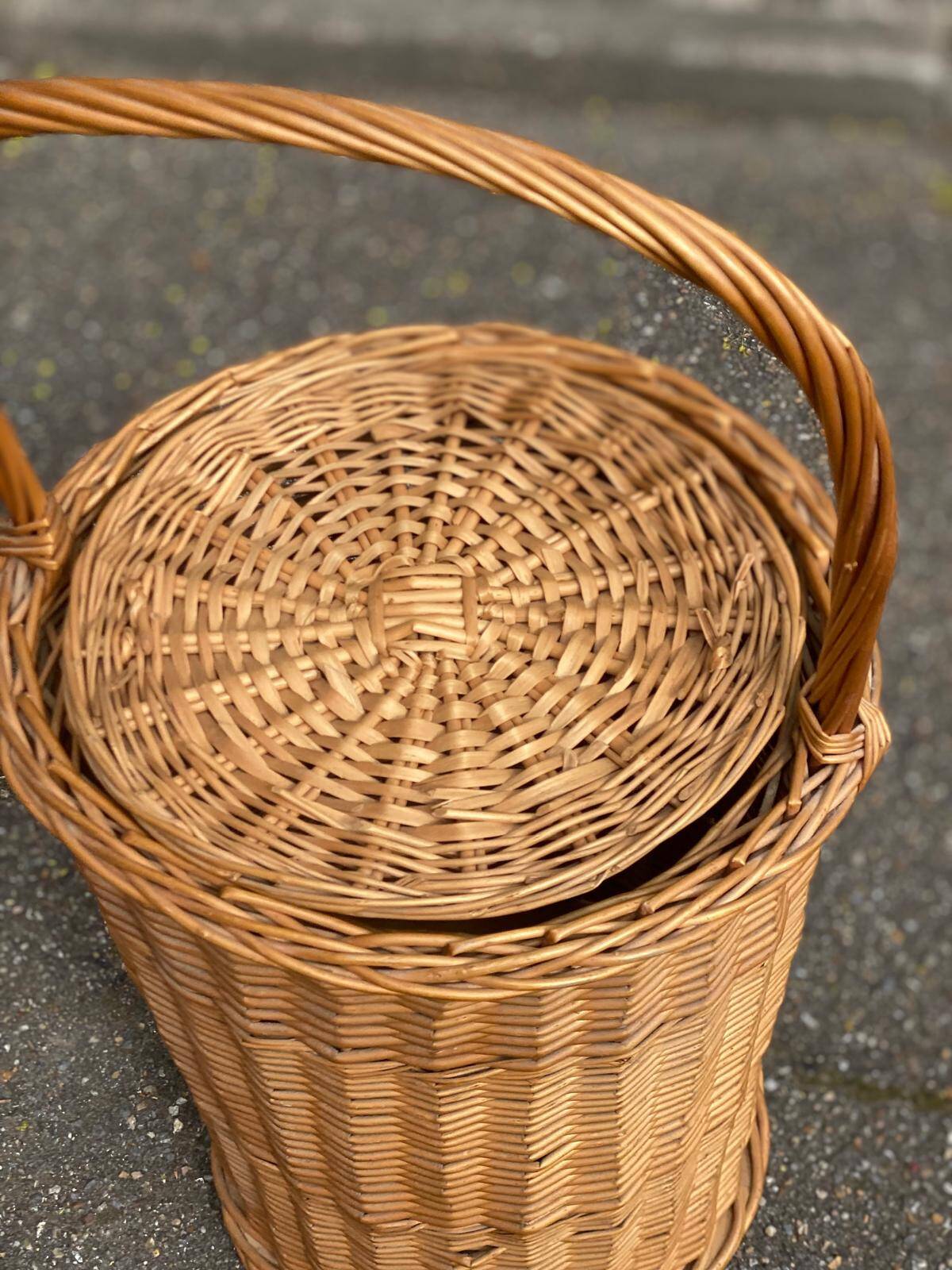 Round woven rattan and wicker umbrella holder with handle