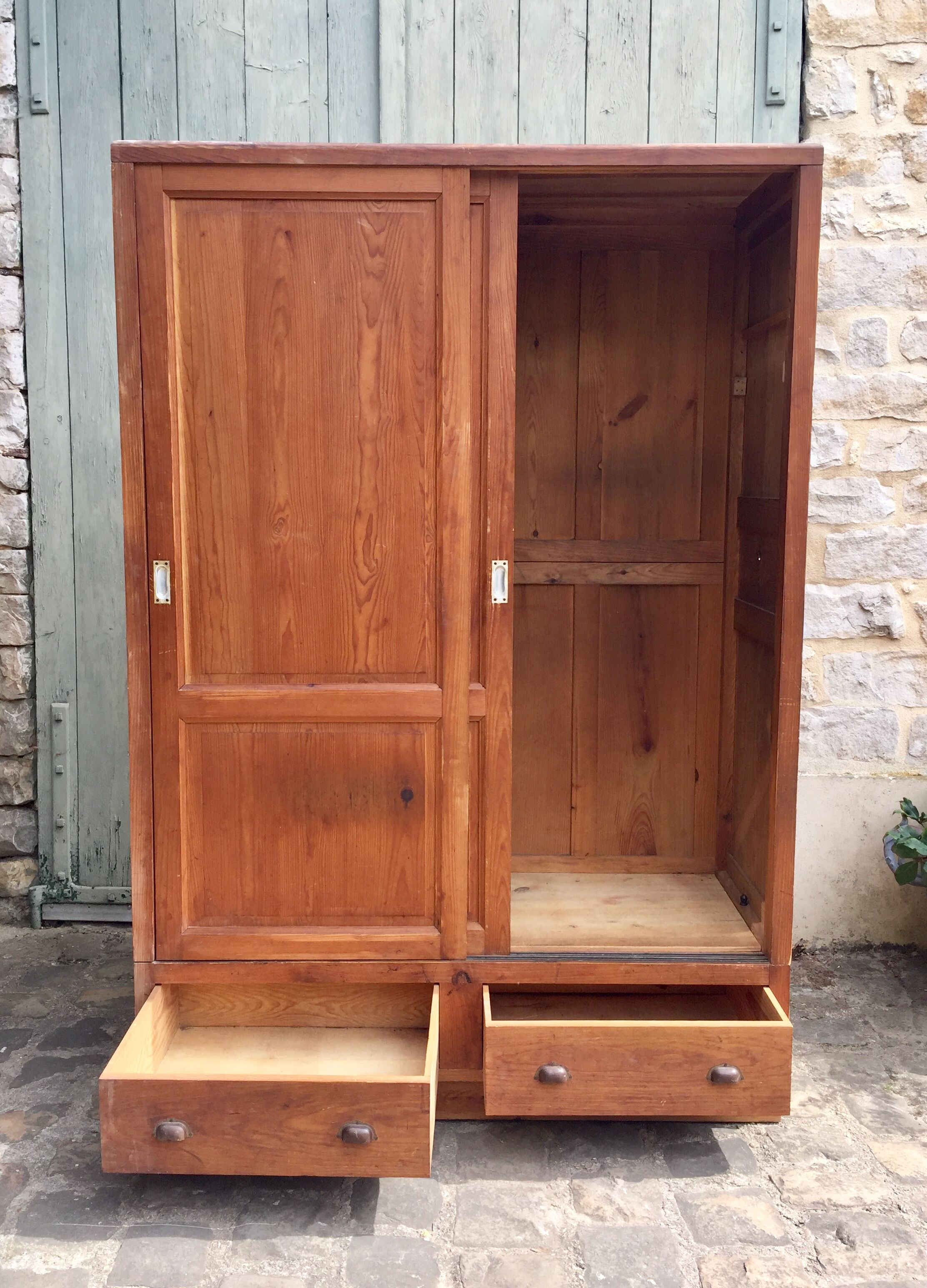 Sliding-door wardrobe in pitchpin