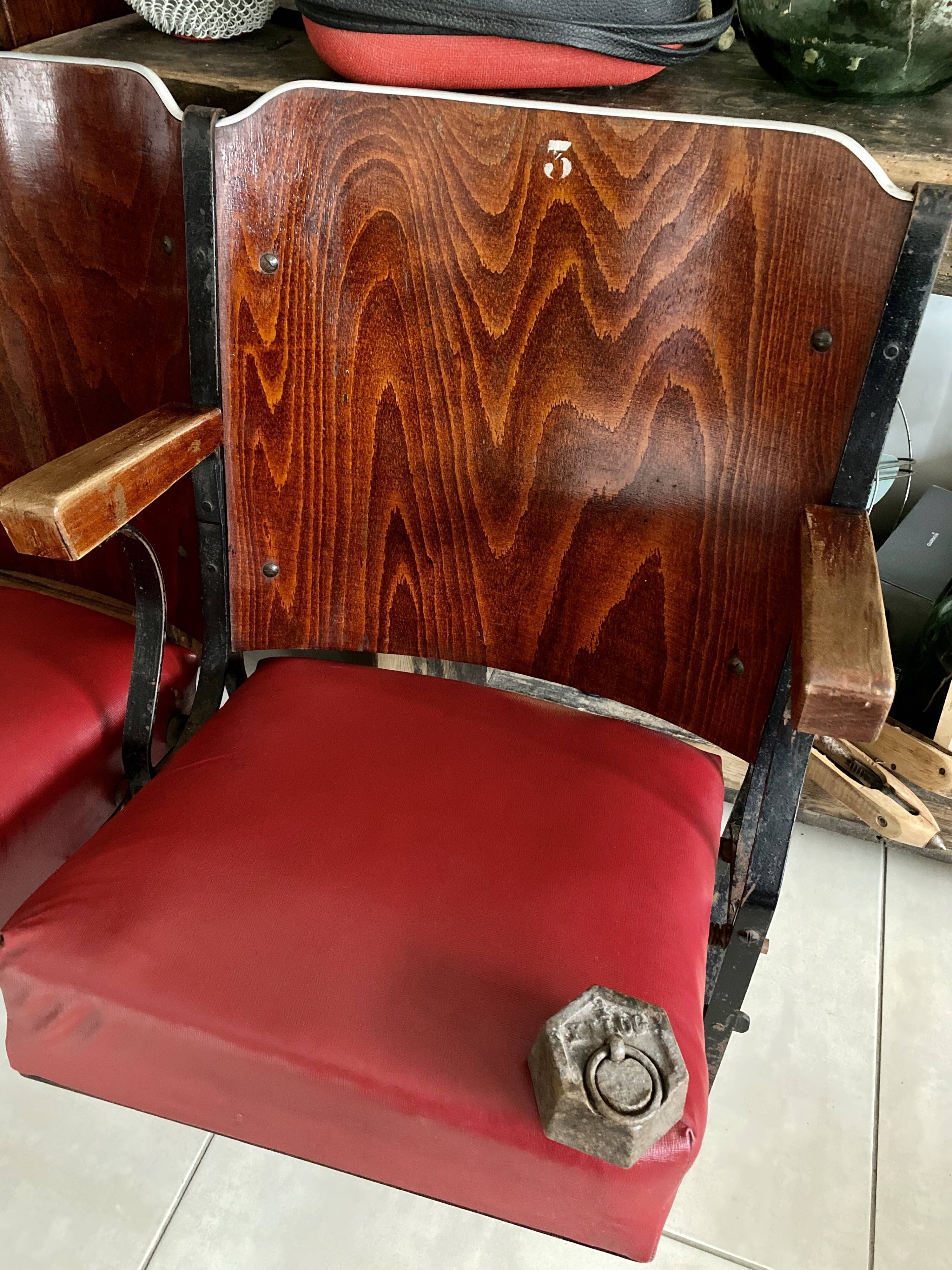 Paire de fauteuils de cinéma vintage