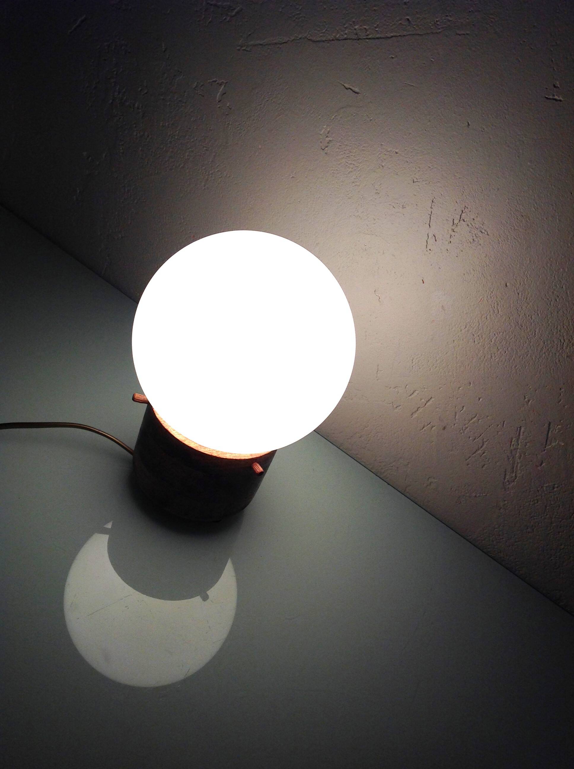 Lampe globe en opaline blanche sur socle bois