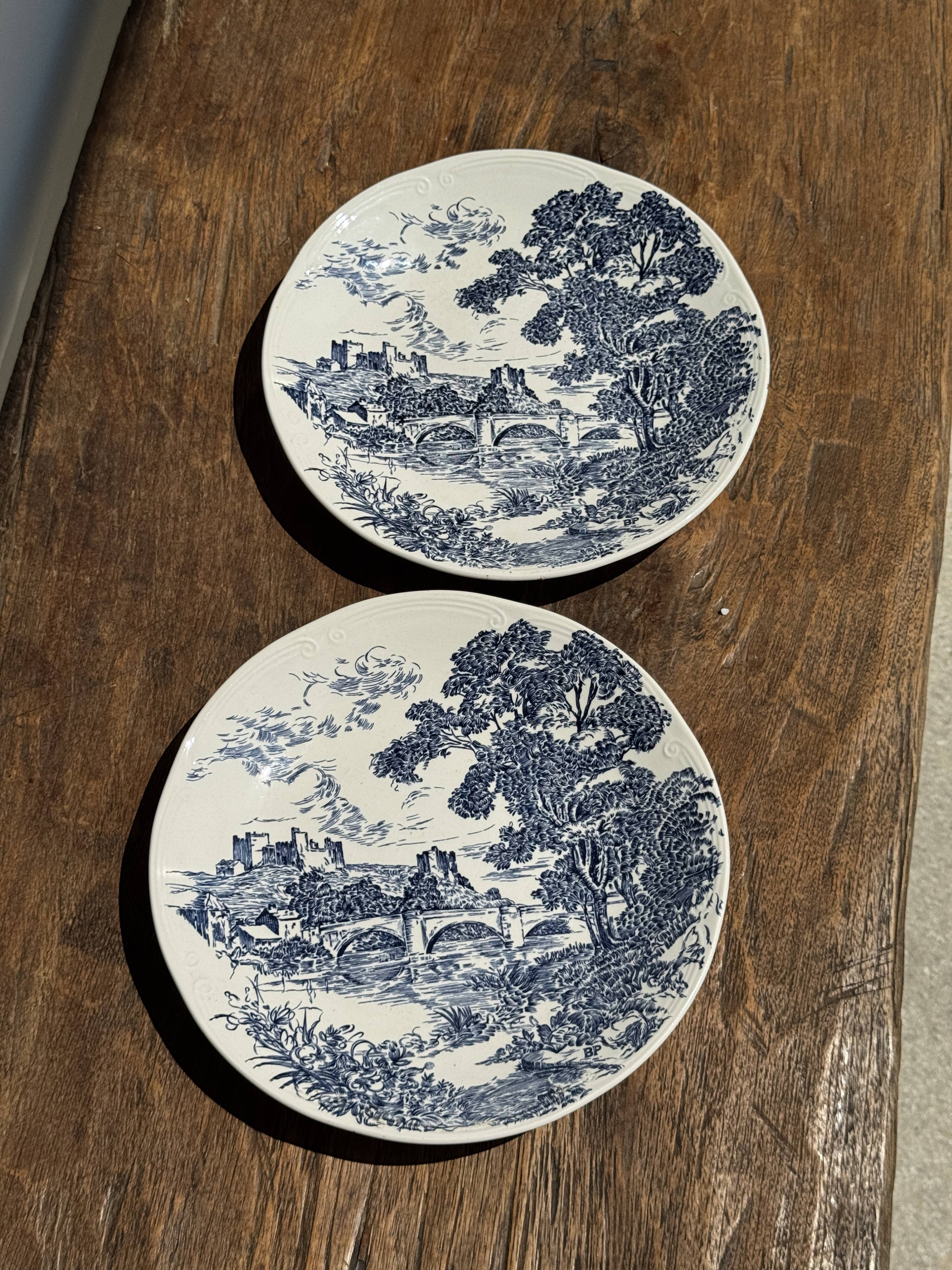 Set of 2 earthenware plates with blue decoration of a bridge and castle