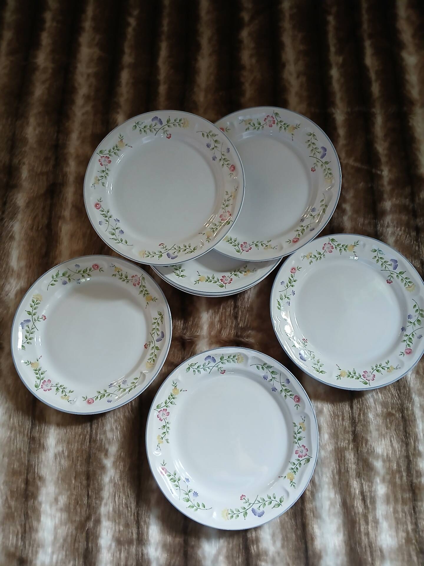 9 dinner plates English Garden
