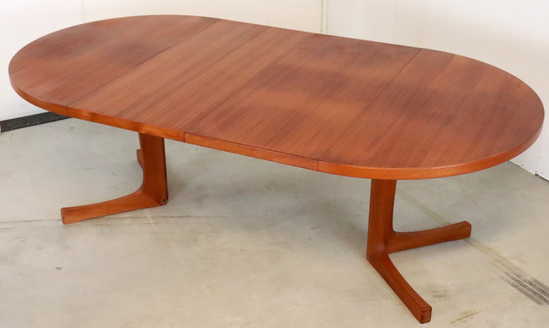 Danish design round dining table 2x extendable 'mejls'