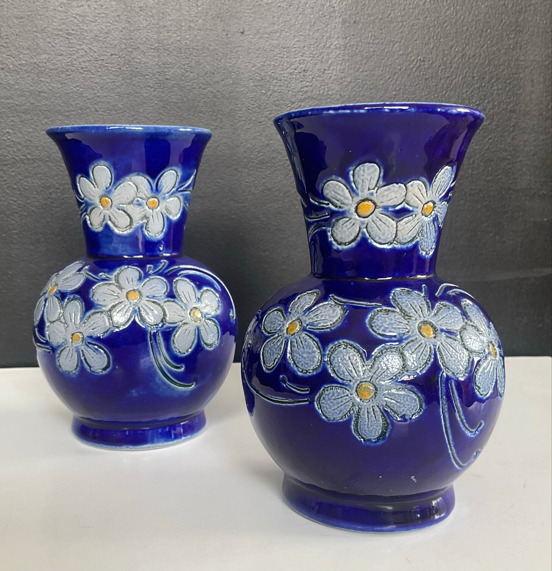 Paire de vases vintage en grès estampillés