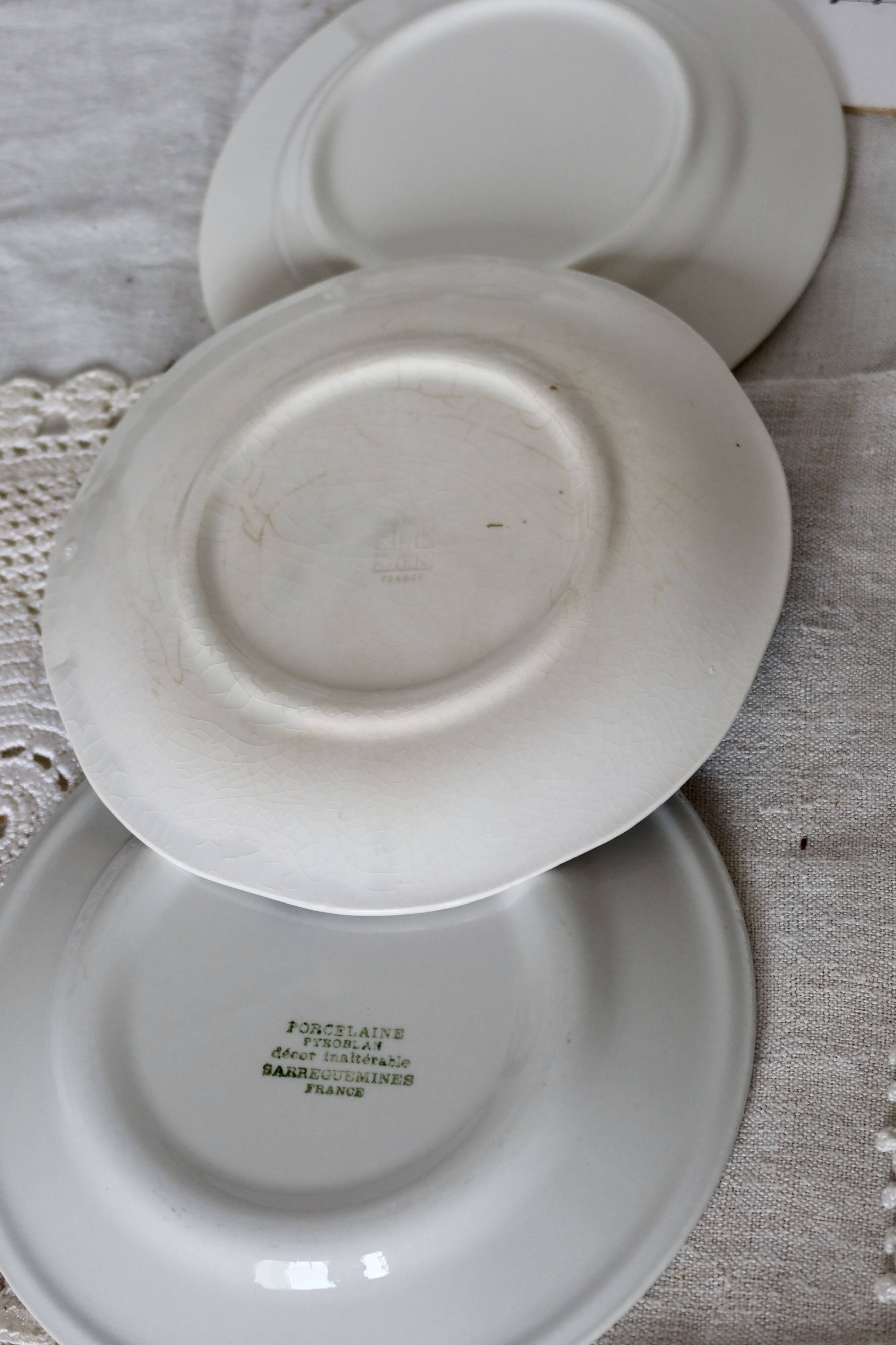 6 blue and white earthenware and porcelain dessert plates