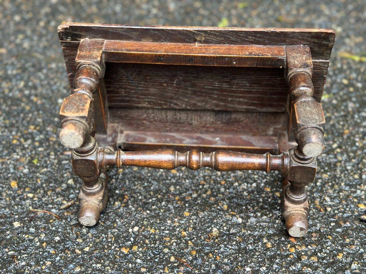 Jacobean stool or High Renaissance in solid oak from the 17th century