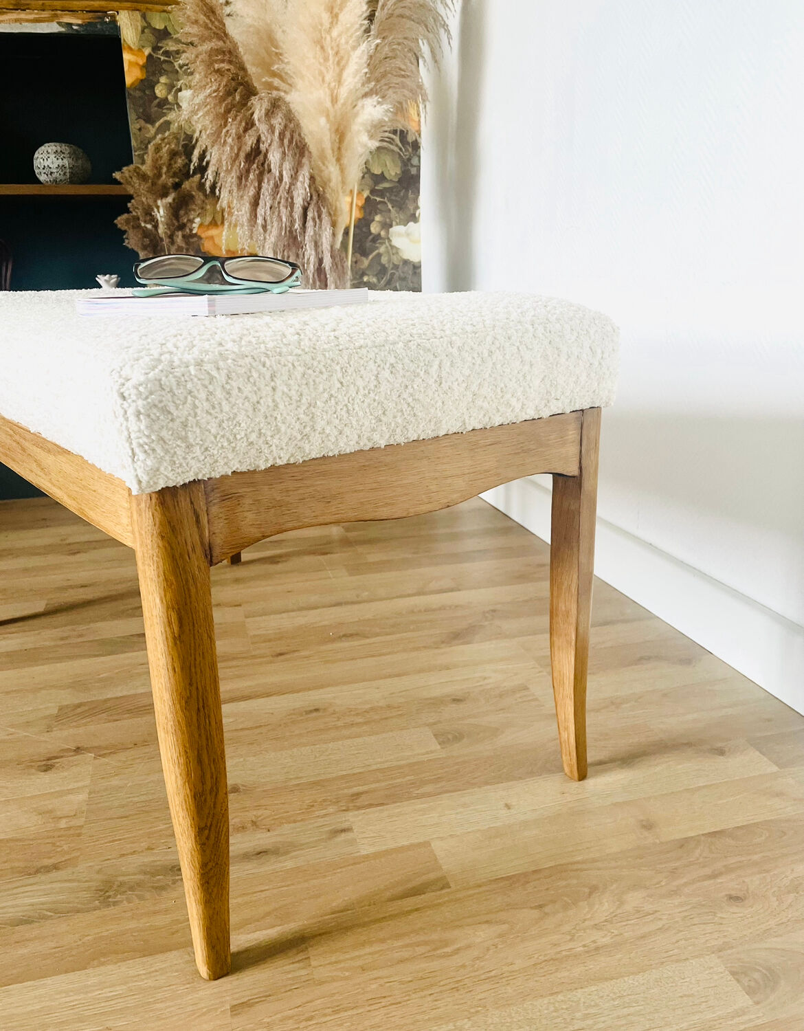 Oak bench, white fabric