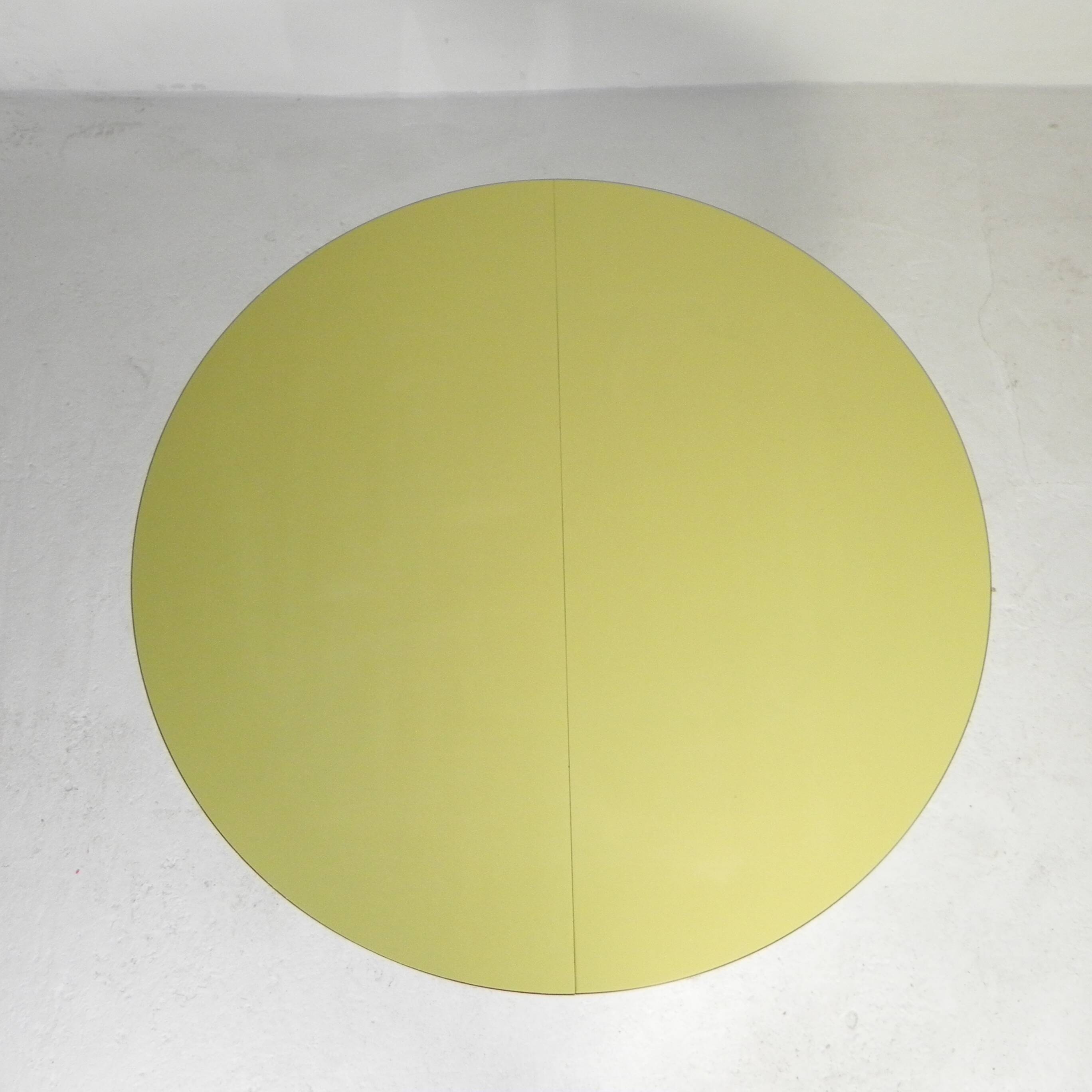 Vintage round dining table with a diameter of 100 cm, extendable to 135 cm, from the 1970s.