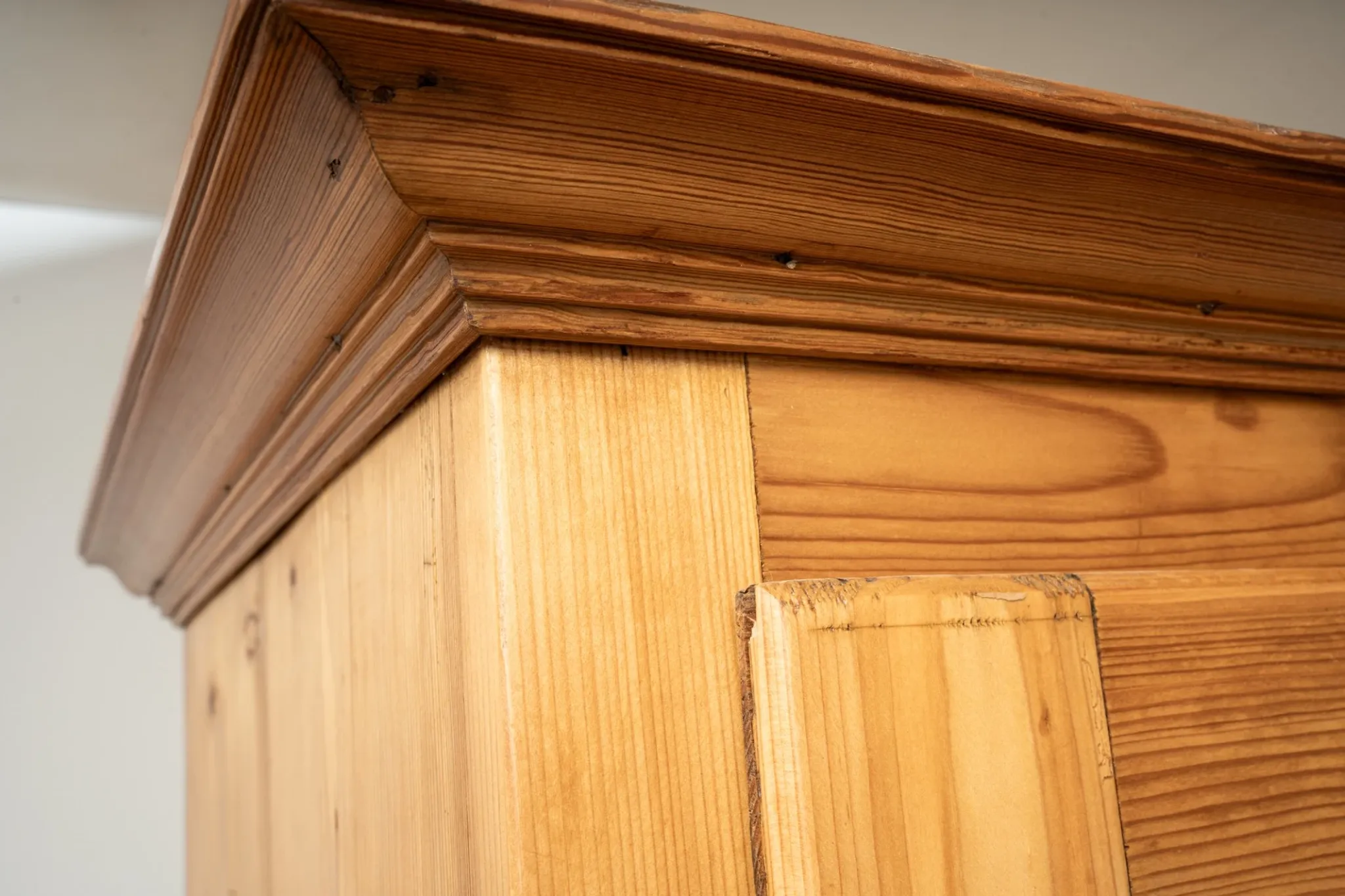 Antique German Pine Wardrobe with Hanging Rail and Shelf, Late 19th Century