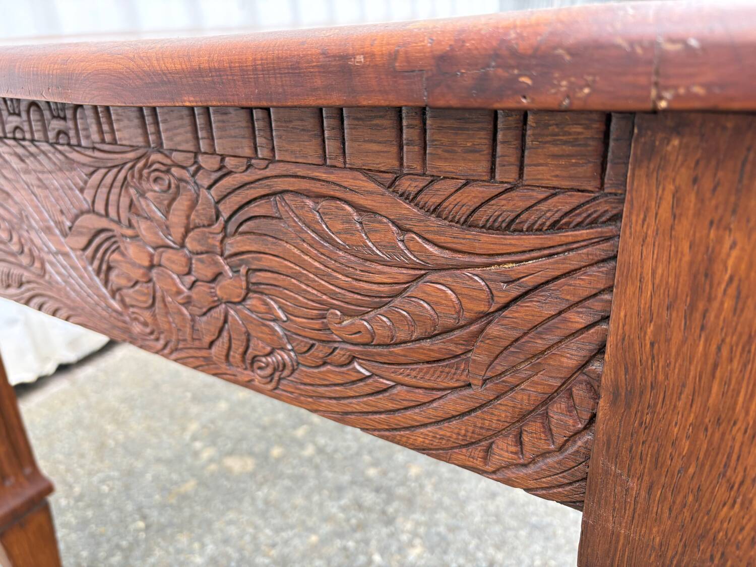 Art Deco table sculpted in solid wood