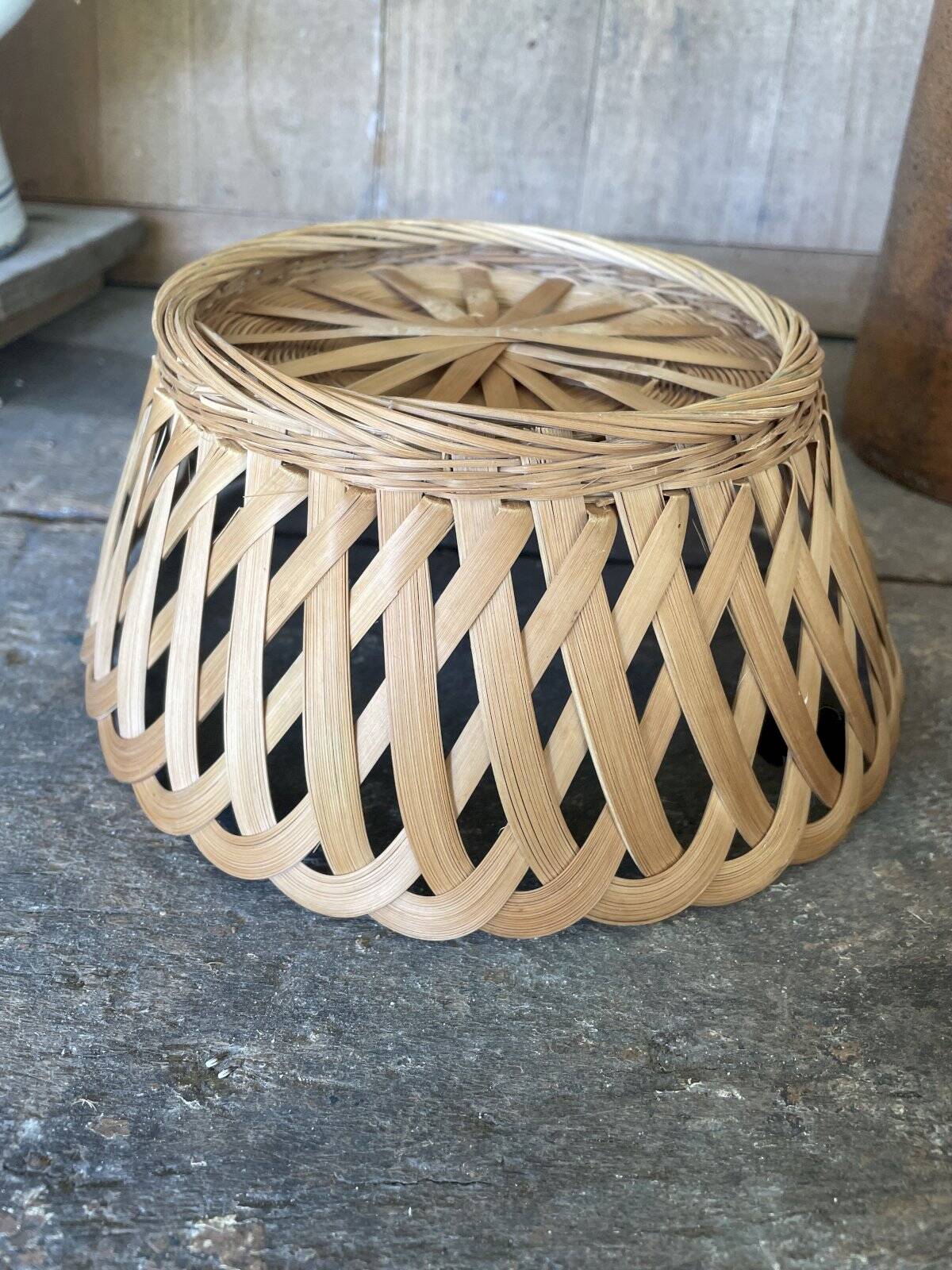 Natural fine wicker basket with a diameter of 20 cm.