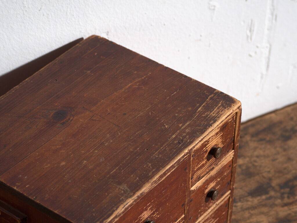 Small Japanese chest of drawers in cedar (ko-dansu), Taishō–Shōwa period, circa 1920–1945.