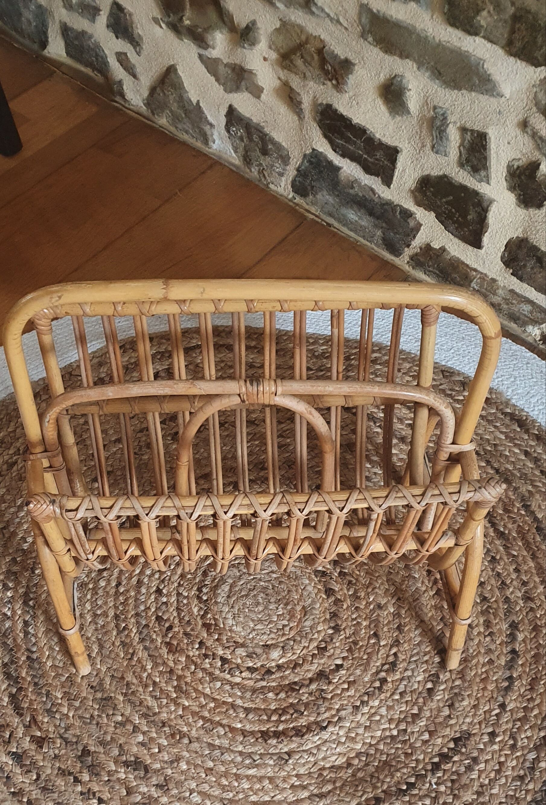 Porte revue en rotin