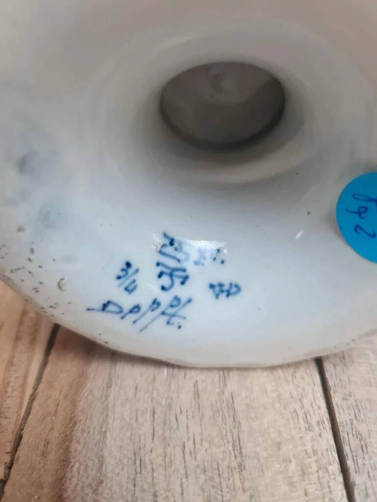 Petit vase vintage style Delft bleu blanc sur piédouche
