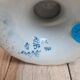 Petit vase vintage style Delft bleu blanc sur piédouche