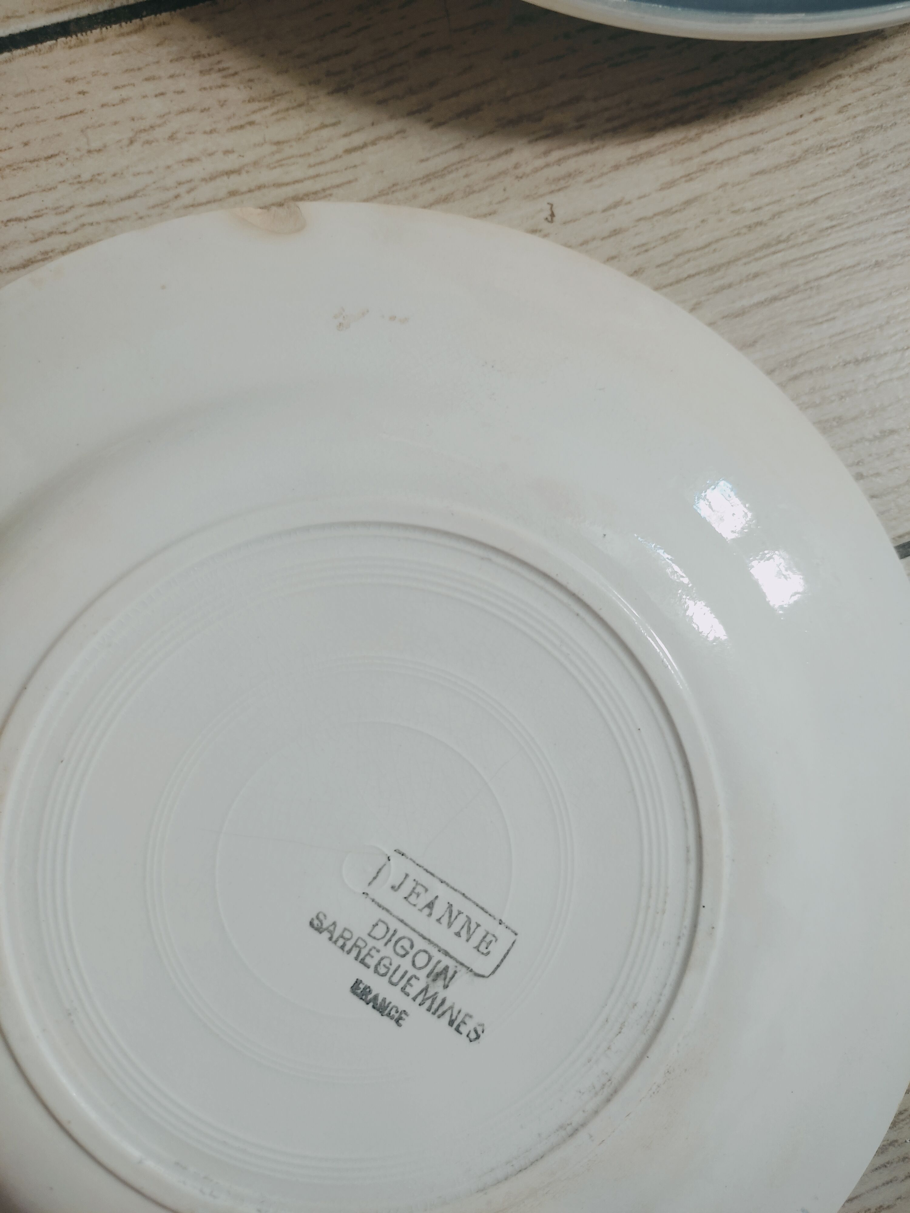 6 retro plates mismatched in earthenware