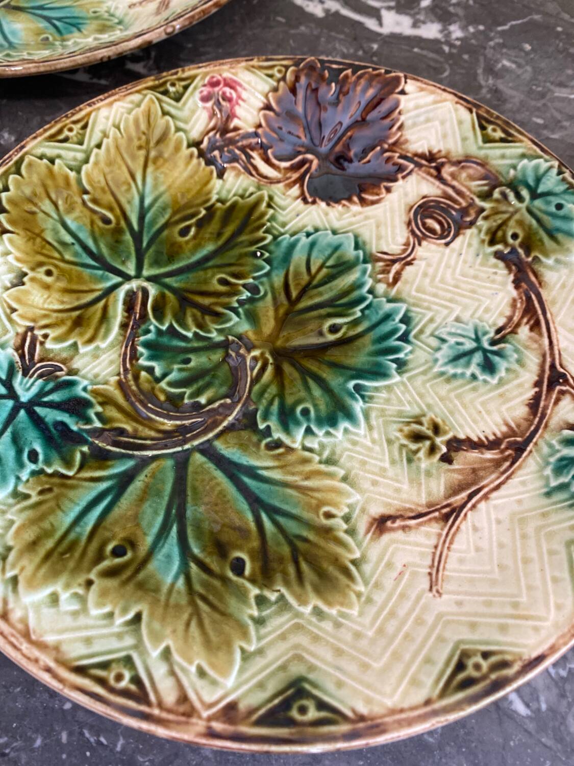 3 assiettes en barbotine