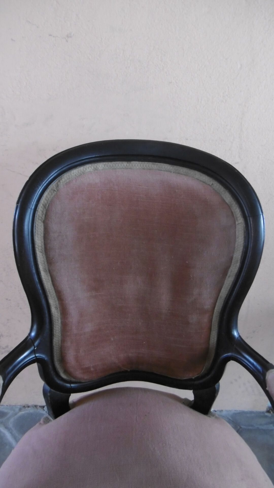 Fauteuil voltaire epoque Napoleon III en bois noirci tissu rouge saumon