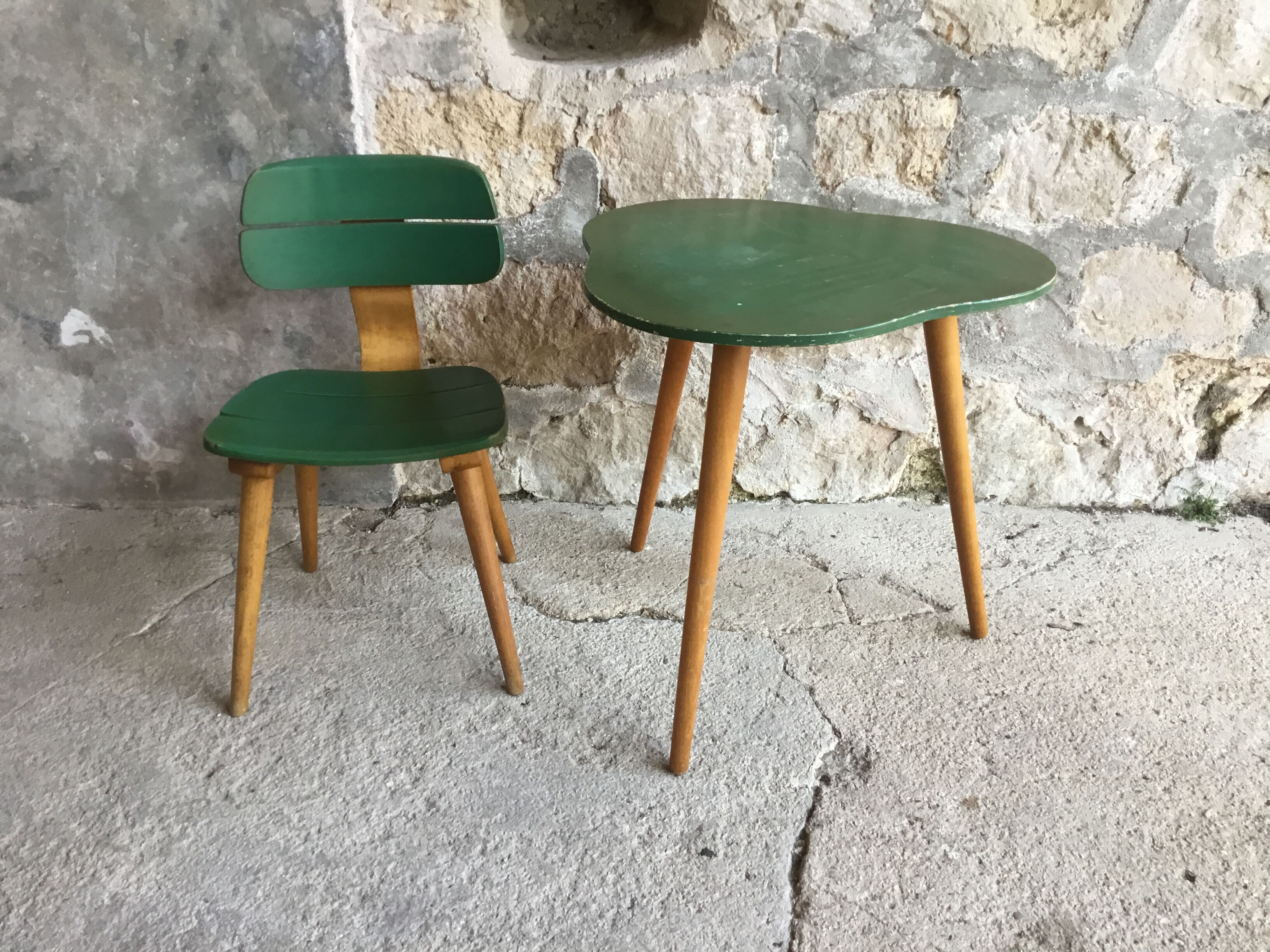 Tripod coffee table in the shape of a clover and its children's chair - compass legs - 1960