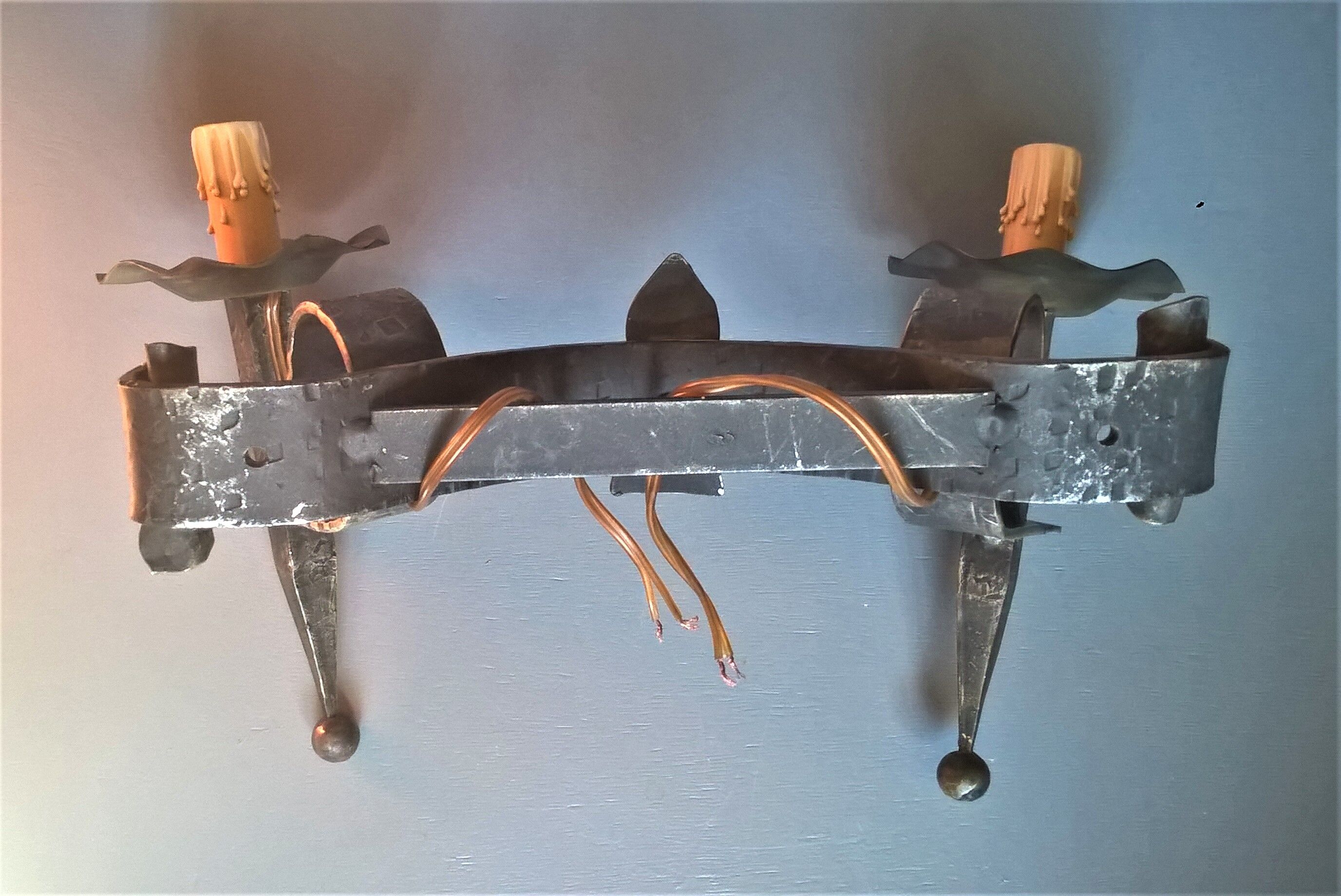 Applies two fires and fleur-de-lys in hammered wrought iron and patina in the old way in the medieval taste