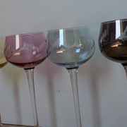 Série de 4 Verres à Vin en Cristal de Couleur  "Harlequin" Gravés Main 1960