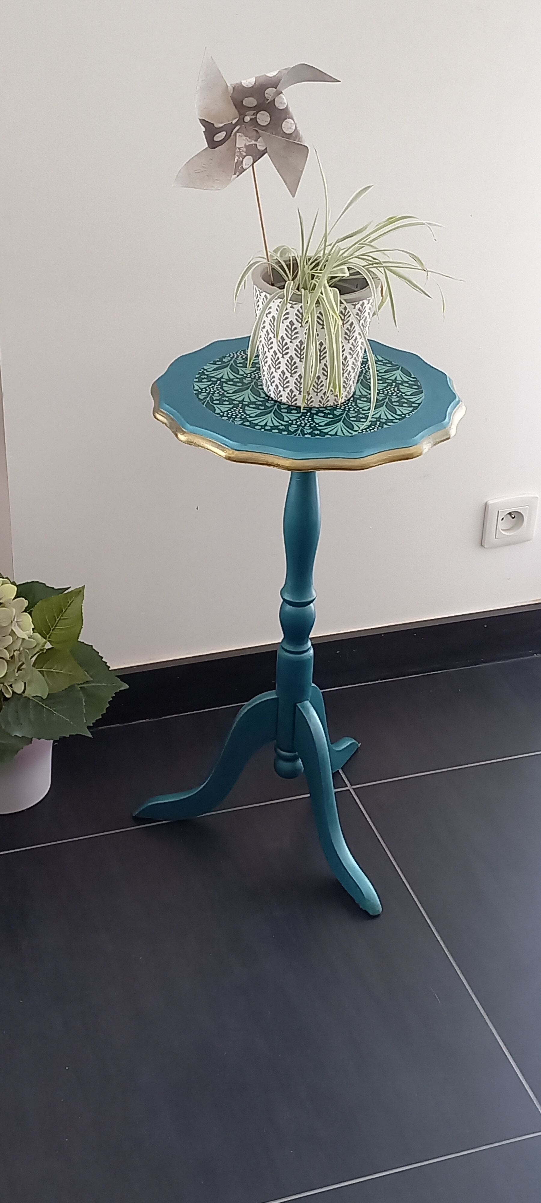 Vintage tripod pedestal table