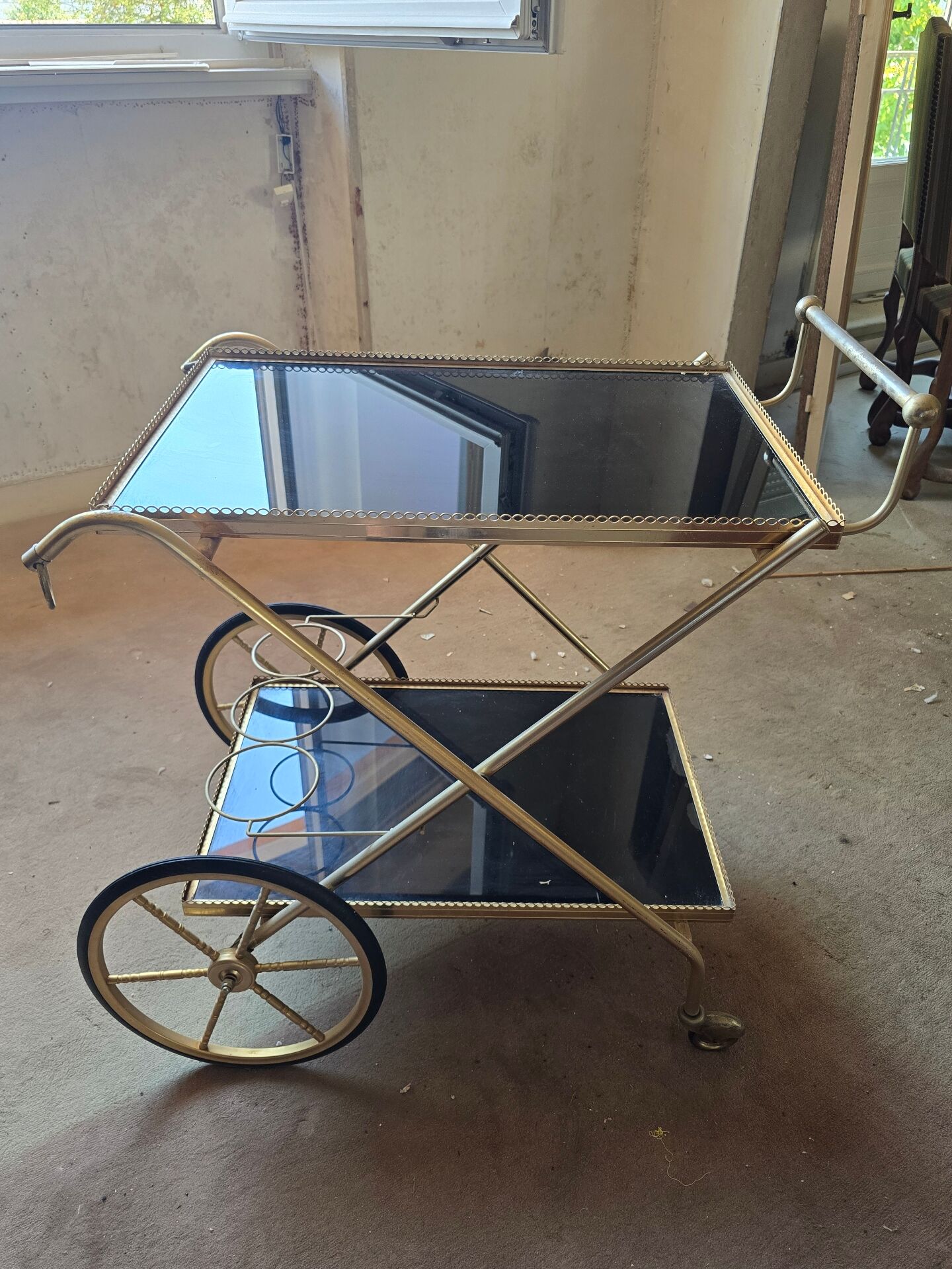 Desserte roulante vintage métal doré et verre fumé – bar années 60/70