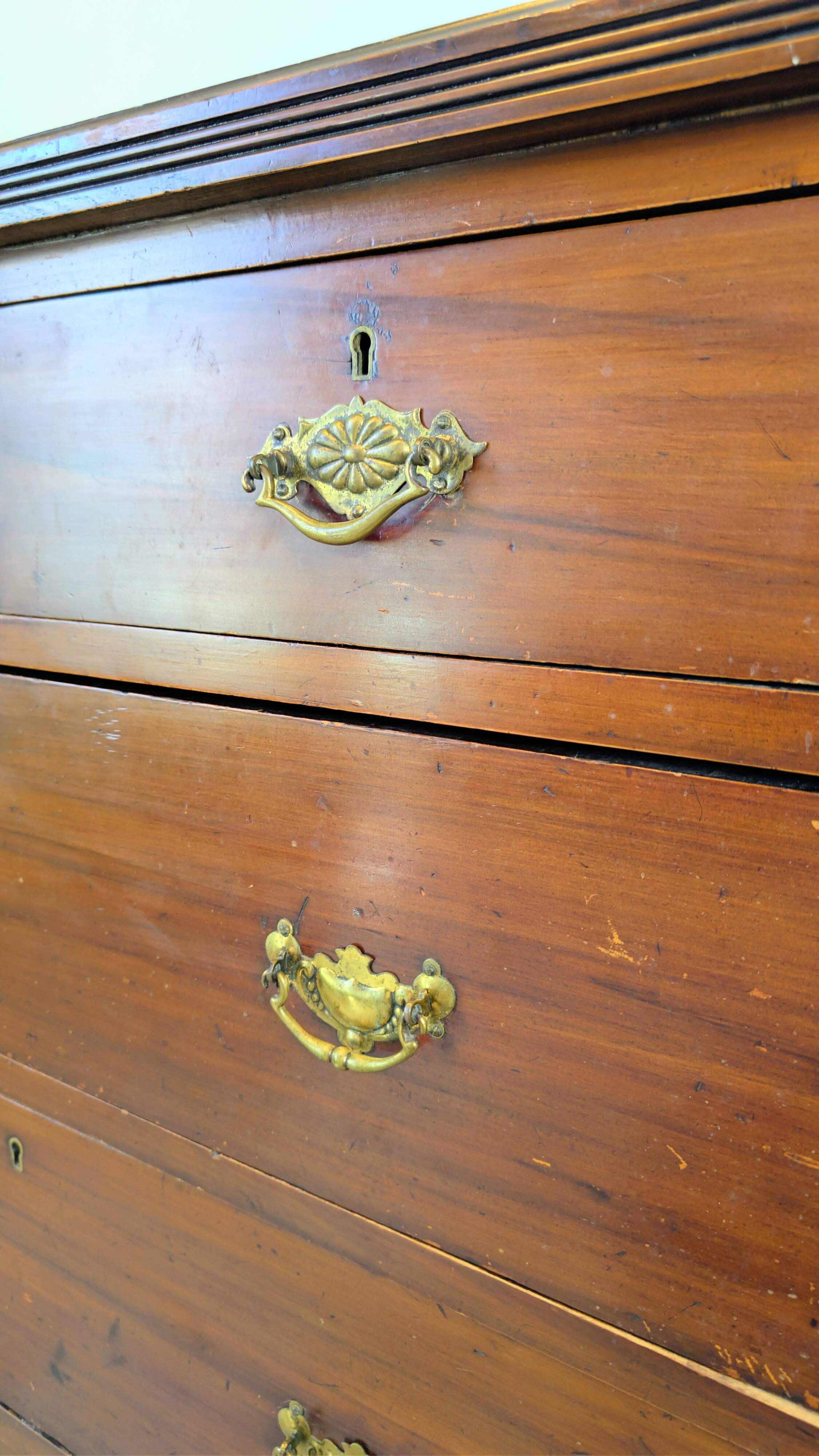 19th-century English commode in mahogany, with an antique patina and classic elegance.